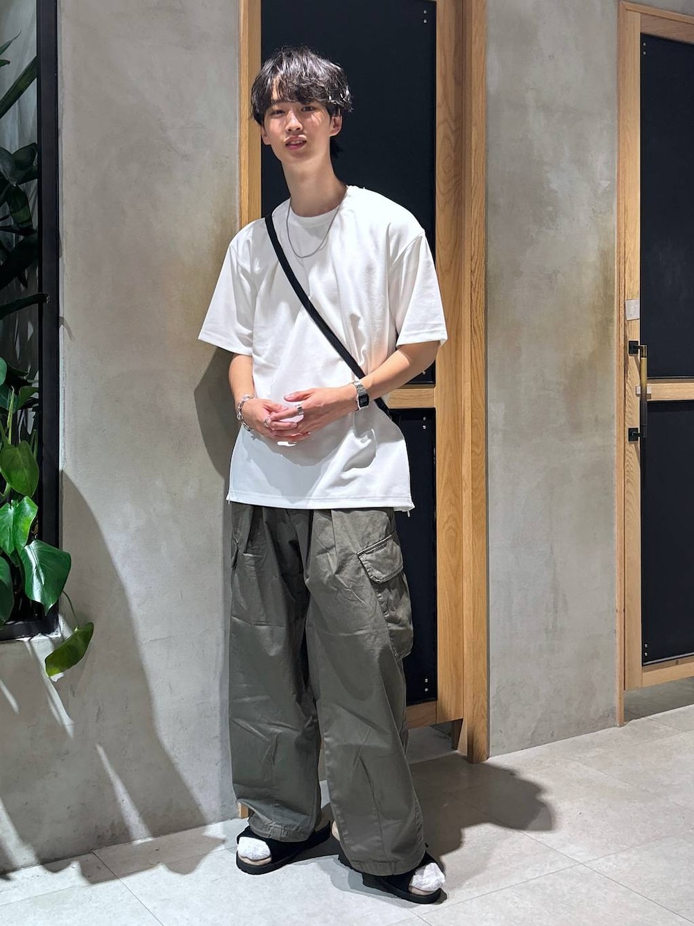 「ラフ、女子ウケ、ベーシック/シンプル、きれいめ、デート/ロマンティック、春コーデ、夏コーデ、モテ、Tシャツ、ネックレス、ワイドパンツ、RAGEBLUE、サンダル、ミリタリー、カジュアル」｜「RAGEBLUEのM-65/ワイドストレートジャーマンバギーミリタリーカーゴパンツ（カーゴパンツ、グリーン系）」を使った、 koutaさん（メンズ・173cm）の夏コーディネートの1枚目の写真