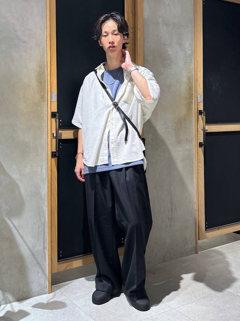 「スラックス、ワイドパンツ、RAGEBLUE、ショルダーバッグ、スニーカー、シャツ、女子ウケ、ベーシック/シンプル、きれいめ、デート/ロマンティック、春コーデ、夏コーデ、ラフ、モテ、Tシャツ」｜「RAGEBLUEのリネンレーヨン/オーバーサイズシャツ（シャツ/ブラウス、ホワイト系）」を使った、 koutaさん（メンズ・173cm）の夏コーディネートの1枚目の写真