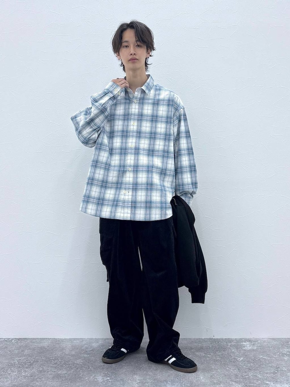 ブラック系のスニーカー、ブラック系のカーゴパンツ、ホワイト系のシャツ/ブラウスを着用したメンズの秋コーディネートの1枚目の写真