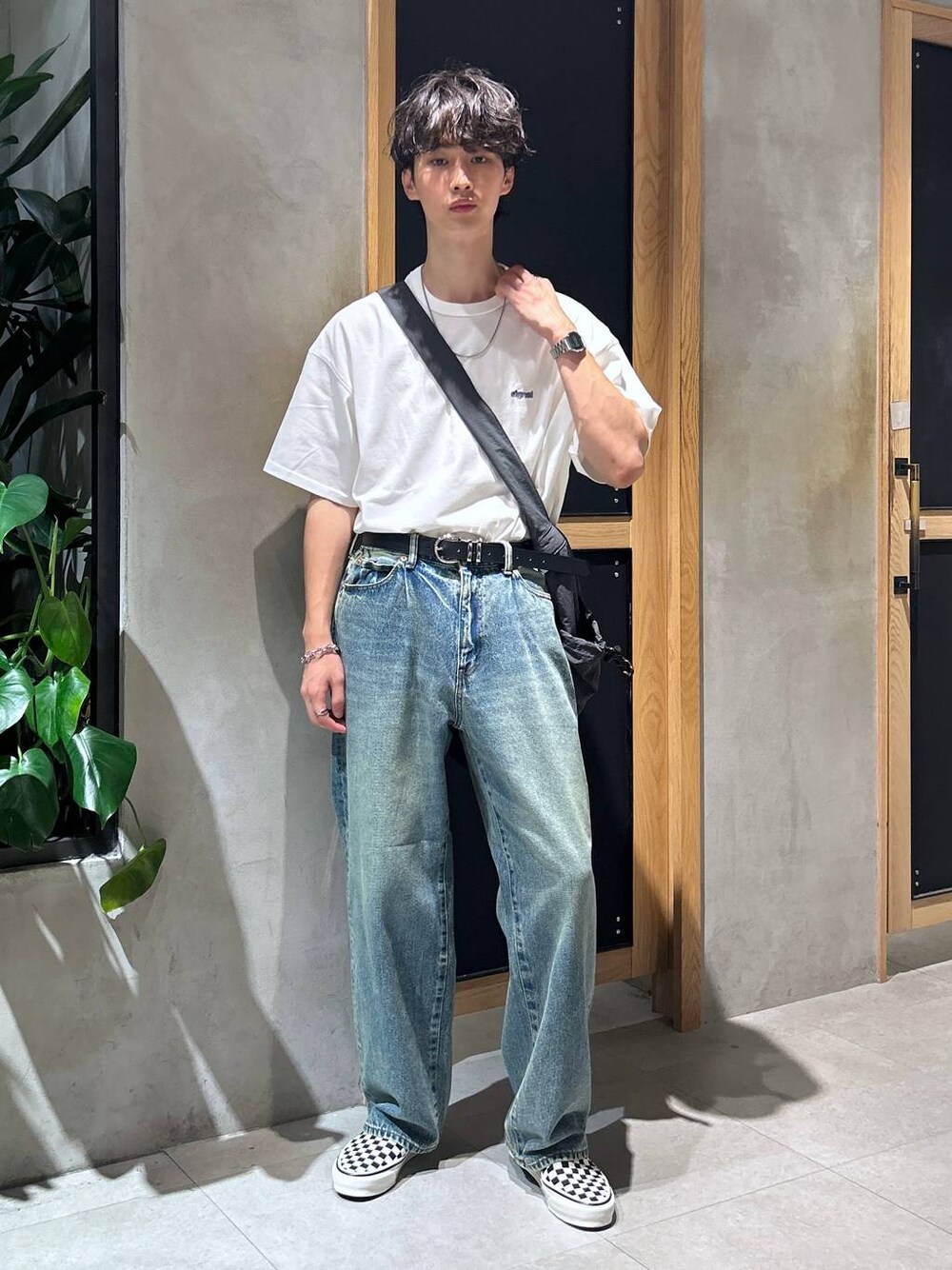 「女子ウケ、ベーシック/シンプル、デート/ロマンティック、春コーデ、夏コーデ、ラフ、モテ、Tシャツ、ネックレス、ワイドパンツ、RAGEBLUE、ショルダーバッグ、デニムパンツ、カジュアル、ベルト」｜「SIGNAL SPORTSの【SIGNAL SPORTS】ワンポイント刺繍/天竺コットンルーズTシャツ（Tシャツ/カットソー、ホワイト系）」を使った、 koutaさん（メンズ・173cm）の夏コーディネートの1枚目の写真