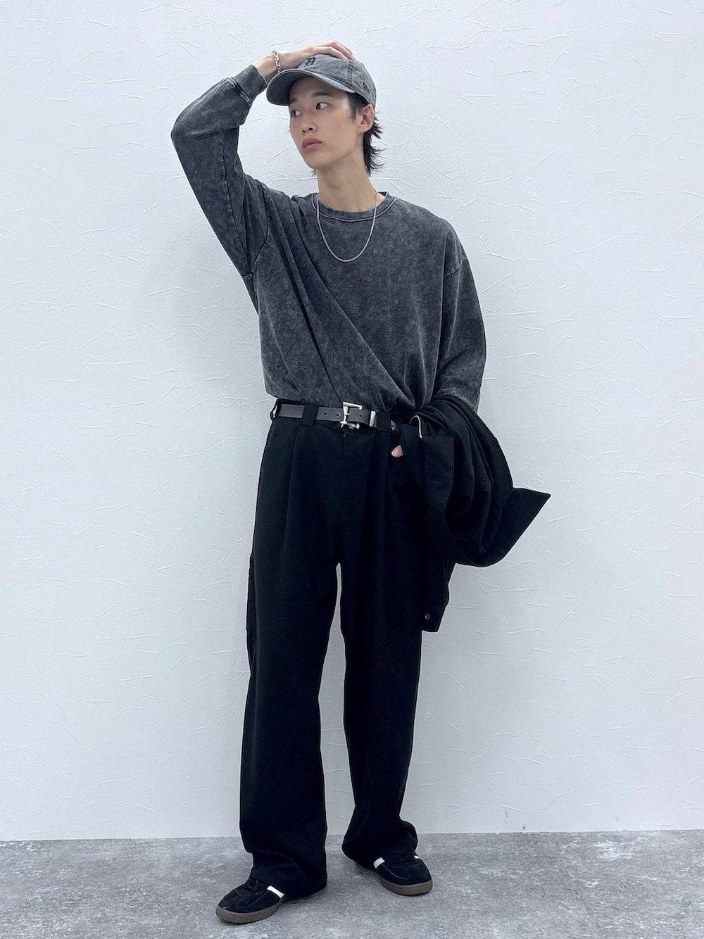 ブラック系のスニーカー、グレー系のTシャツ/カットソー、ブラック系のブルゾンを着用したメンズの秋コーディネートの1枚目の写真