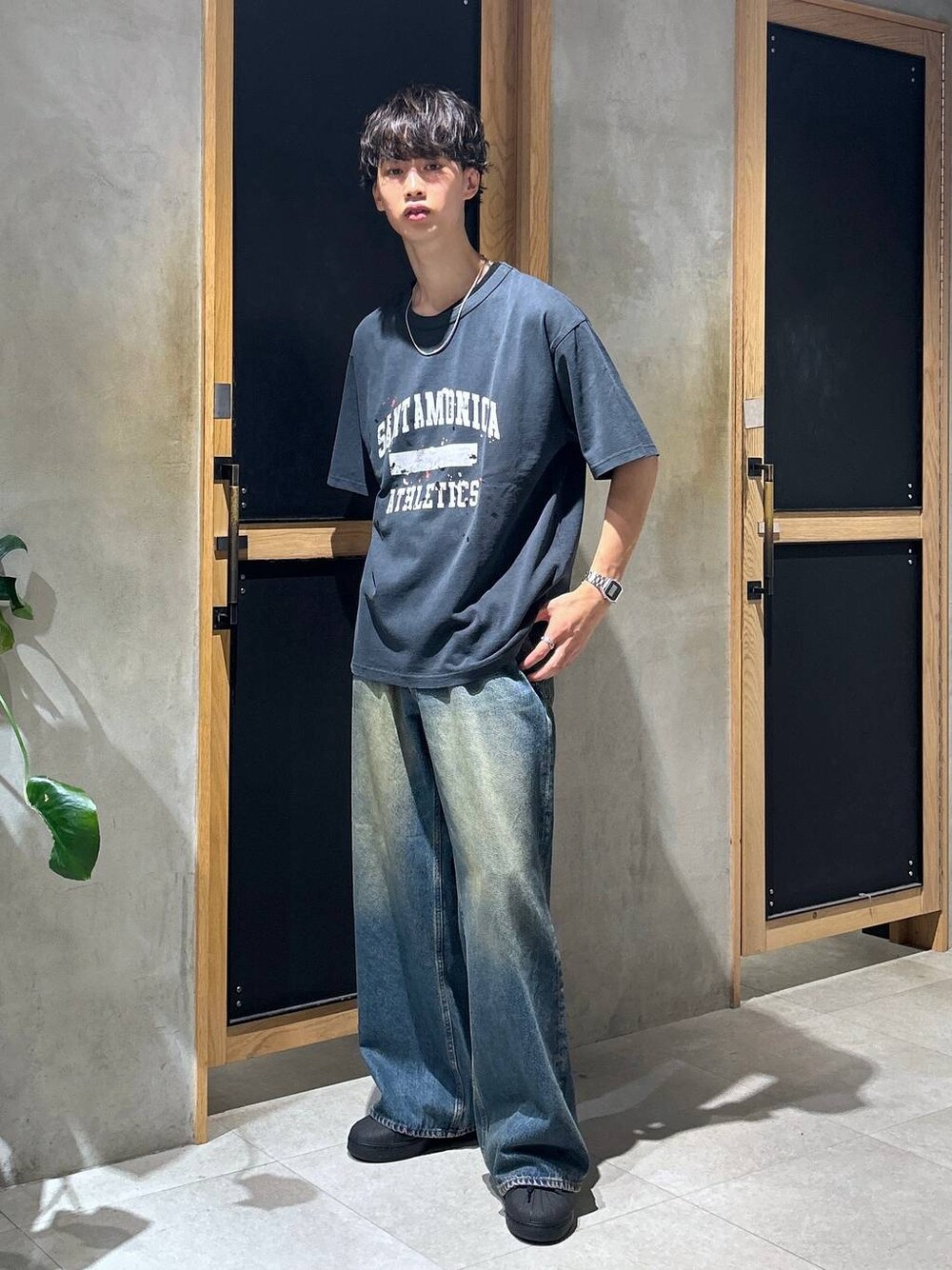 「女子ウケ、ベーシック/シンプル、デート/ロマンティック、春コーデ、夏コーデ、ラフ、モテ、Tシャツ、ネックレス、ワイドパンツ、RAGEBLUE、カジュアル、デニムパンツ」｜「RAGEBLUEのメタルデザインリング（リング、ホワイト系）」を使った、 koutaさん（メンズ・173cm）の秋コーディネートの1枚目の写真