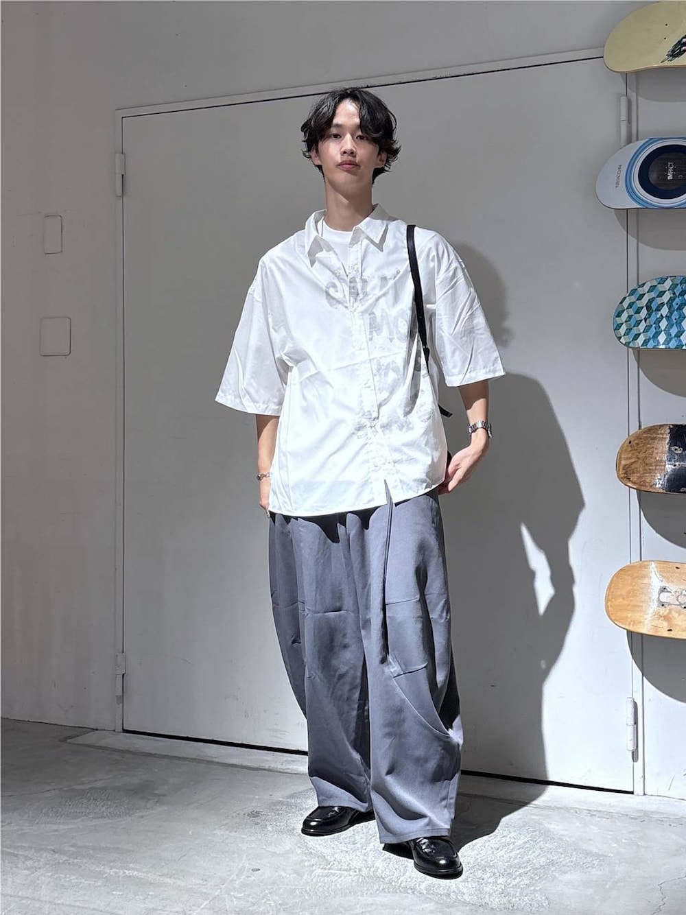 ホワイト系のシャツ/ブラウス、グレー系のスラックス、ブラック系のローファーを着用したメンズの夏コーディネートの1枚目の写真