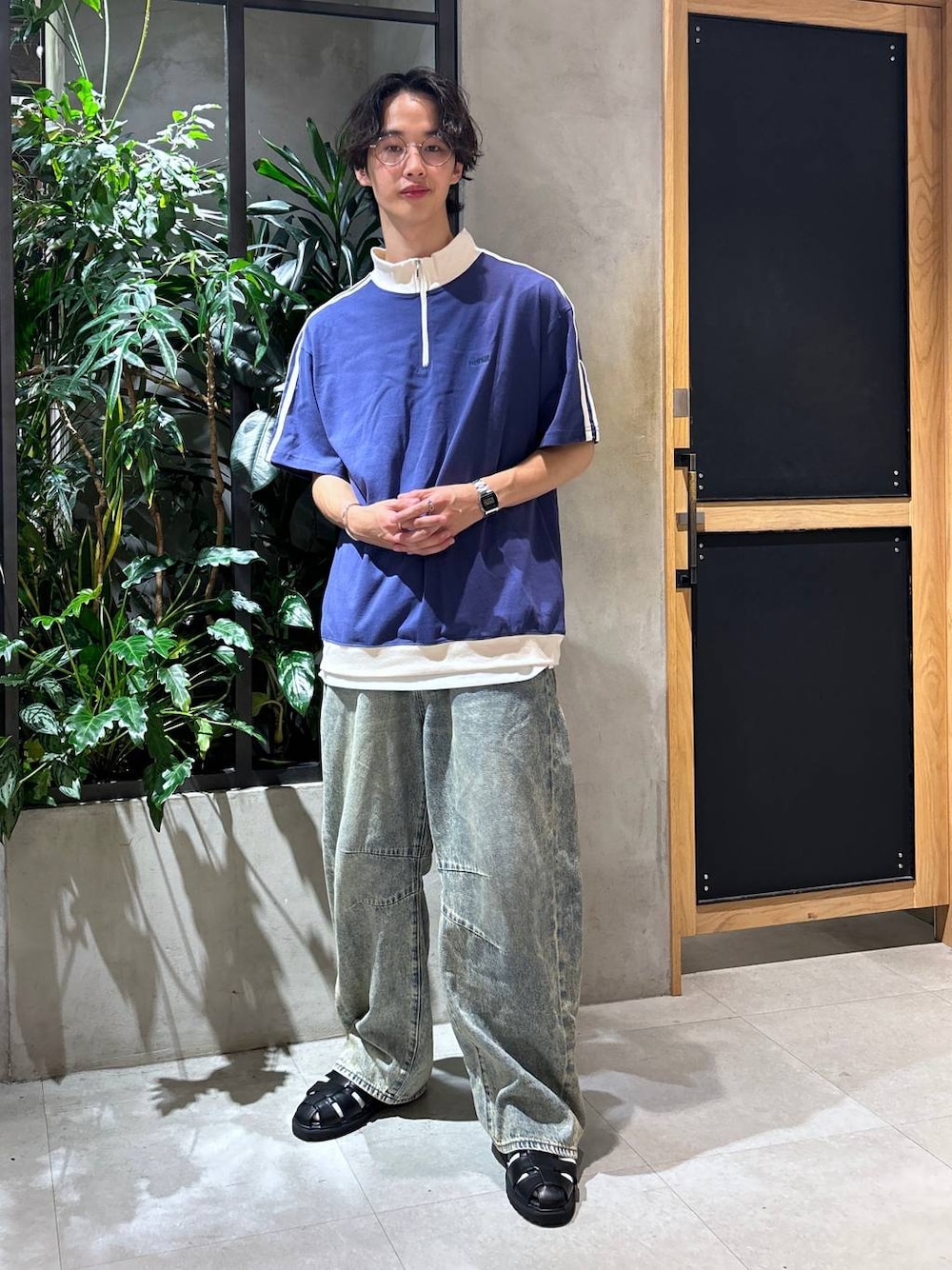 「ラフ、モテ、女子ウケ、ベーシック/シンプル、デート/ロマンティック、春コーデ、夏コーデ、Tシャツ、ワイドパンツ、RAGEBLUE、カジュアル、デニムパンツ、タンクトップ、サンダル」｜「Healthknitの【Healthknit/ヘルスニット】3P/シンカー2ラインソックス（ソックス/靴下、ホワイト系）」を使った、 koutaさん（メンズ・173cm）の夏コーディネートの1枚目の写真