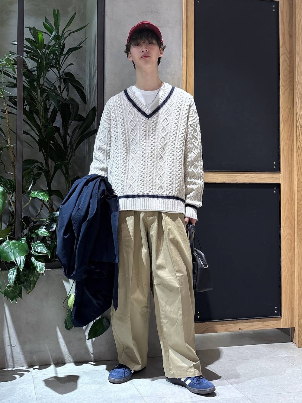 ブラック系のボストンバッグ、ホワイト系のTシャツ/カットソー、ブルー系のその他アウターを着用したメンズの冬コーディネートの1枚目の写真