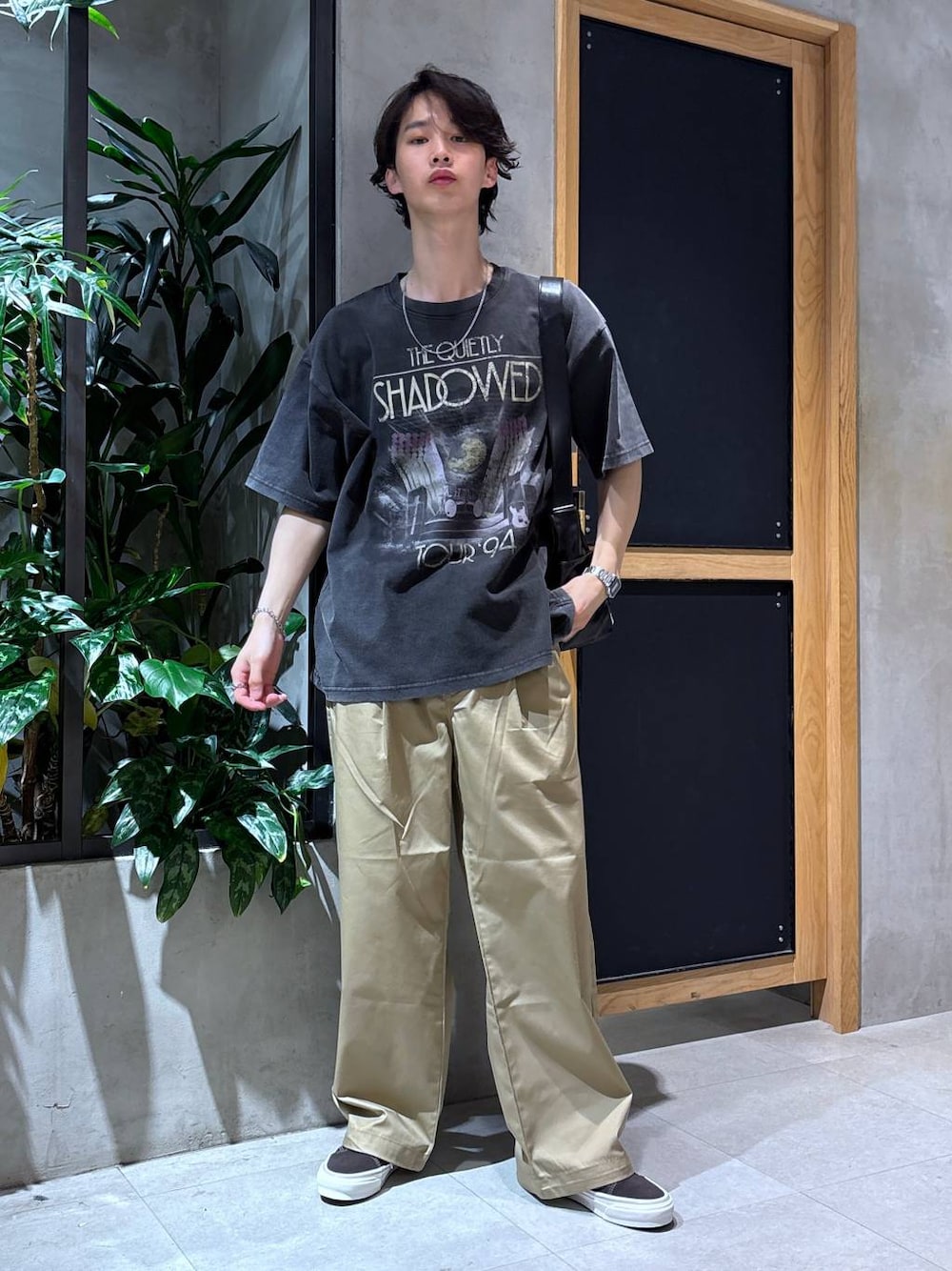 「ラフ、女子ウケ、ベーシック/シンプル、春コーデ、夏コーデ、Tシャツ、ネックレス、ワイドパンツ、RAGEBLUE、カジュアル、ヴィンテージ、チノパン、スニーカー、バッグ、ショルダーバッグ」｜「VANSの【VANS/ヴァンズ】MTE Old Skool/スニーカー（スニーカー、ブラック系）」を使った、 koutaさん（メンズ・173cm）の春コーディネートの1枚目の写真