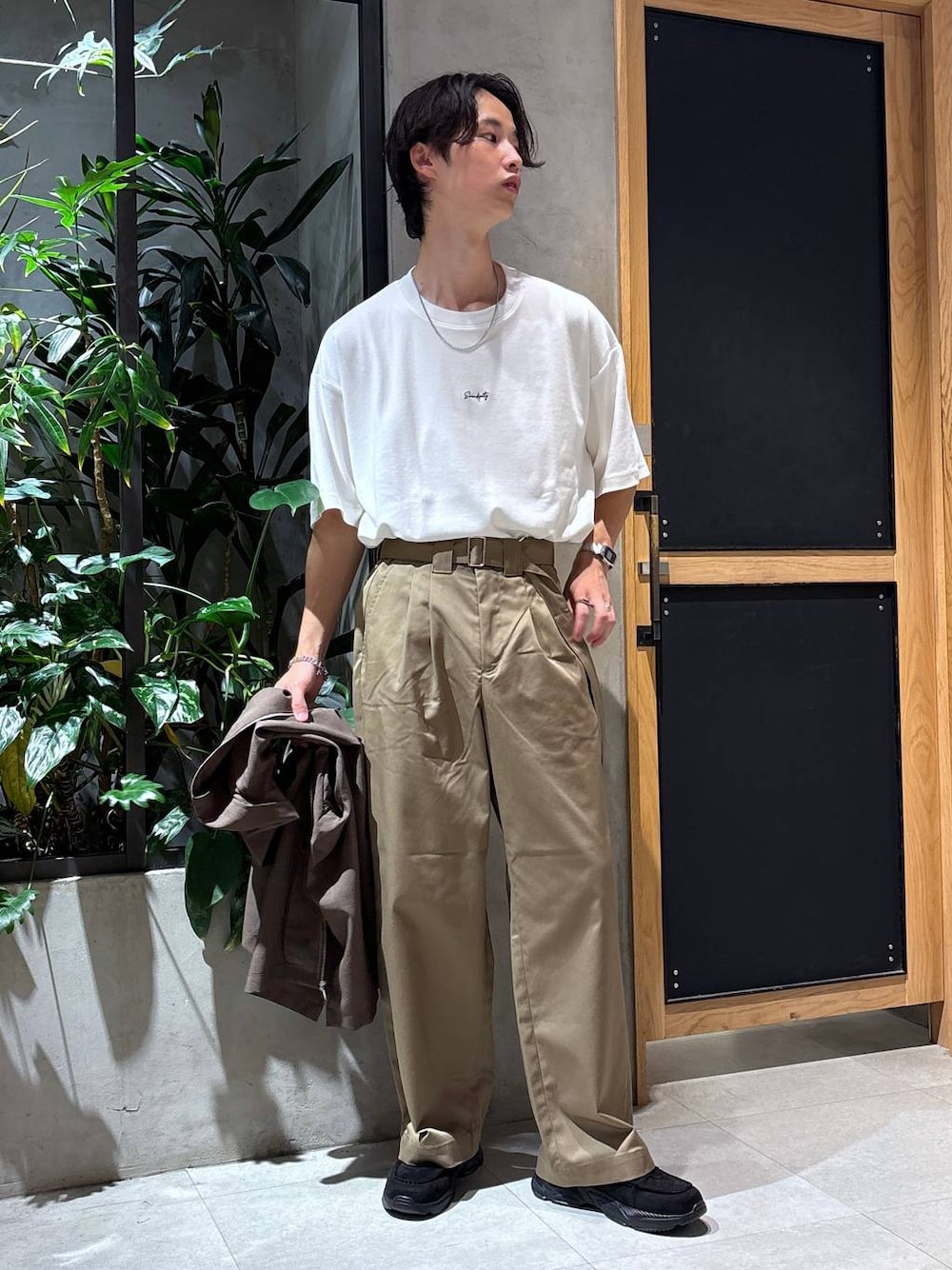 「女子ウケ、ベーシック/シンプル、夏コーデ、ラフ、Tシャツ、ネックレス、ブレスレット、ワイドパンツ、RAGEBLUE、シンプルコーデ、きれいめカジュアル、シンプル、トラッド、ショルダーバッグ、チノパン」｜「CASIOの【CASIO】A158WA-1JH【大型店・WEB限定】（アナログ腕時計、グレー系）」を使った、 koutaさん（メンズ・173cm）の夏コーディネートの1枚目の写真