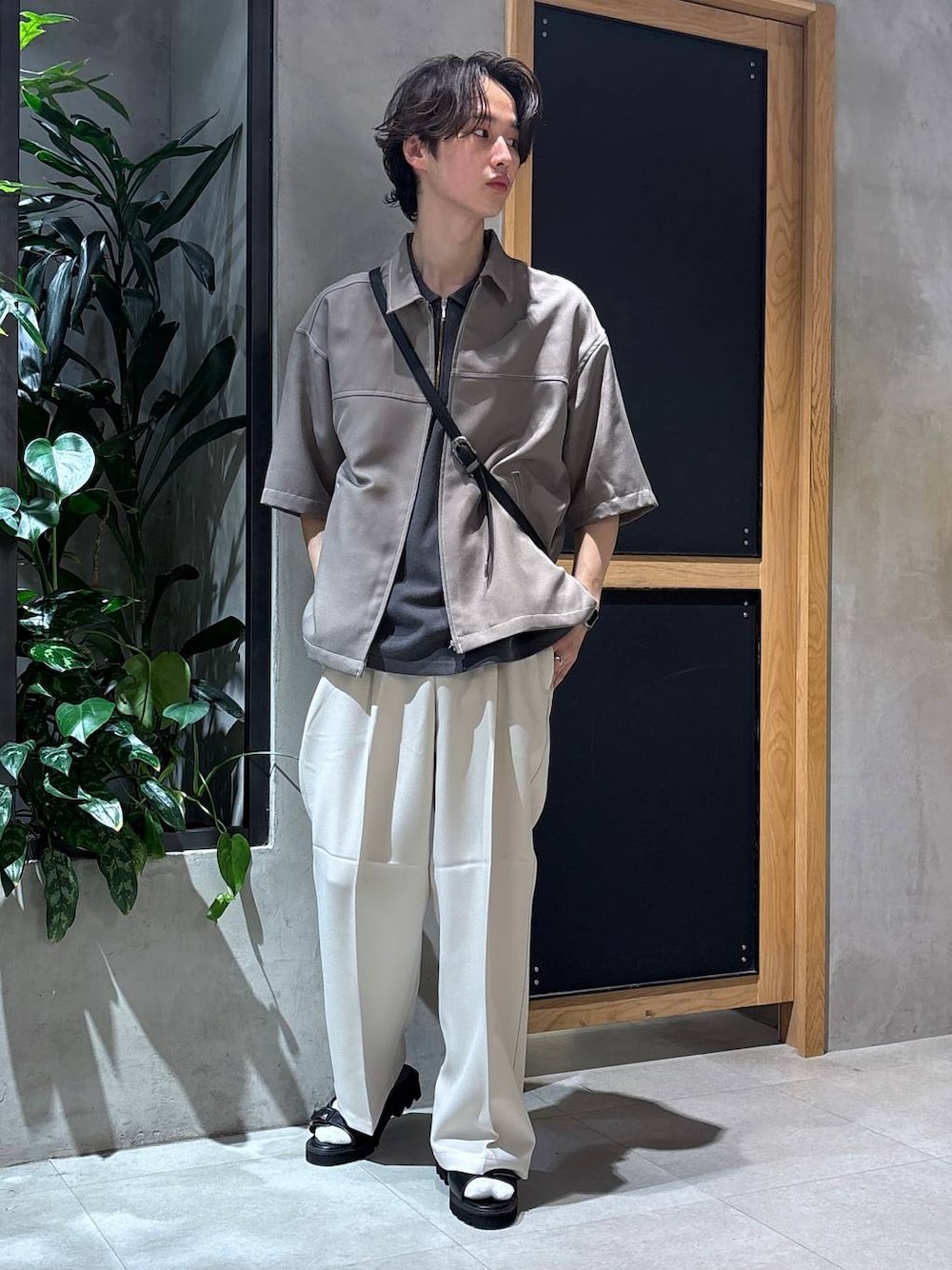 「女子ウケ、ベーシック/シンプル、きれいめ、春コーデ、夏コーデ、ラフ、Tシャツ、ワイドパンツ、RAGEBLUE、シンプルコーデ、きれいめカジュアル、シンプル、ショルダーバッグ、シャツ、スラックス」｜「Healthknitの【Healthknit/ヘルスニット】2ラインロングソックス3P（ソックス/靴下、ホワイト系）」を使った、 koutaさん（メンズ・173cm）の夏コーディネートの1枚目の写真