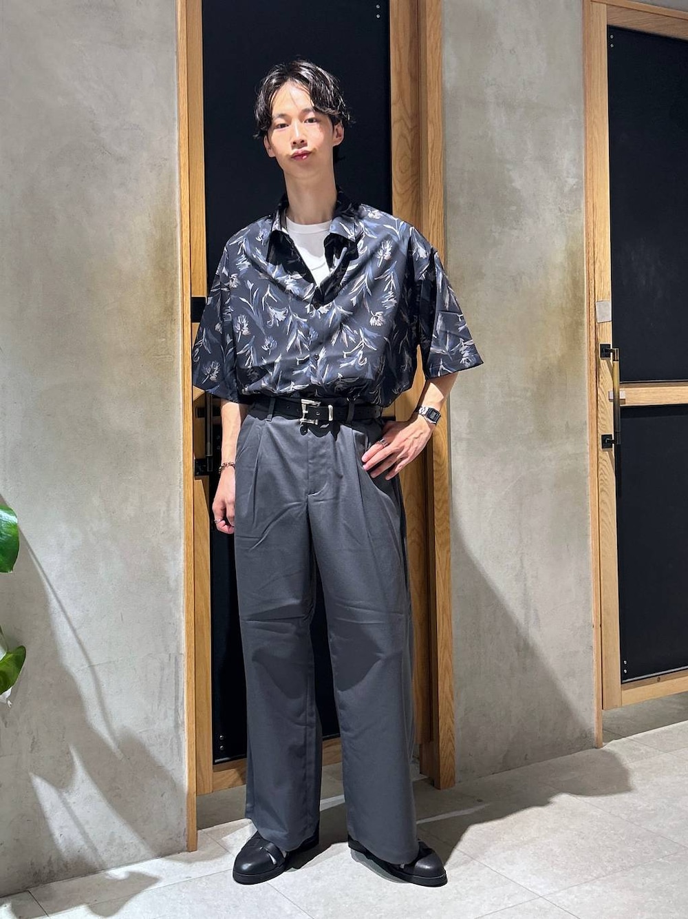 「女子ウケ、ベーシック/シンプル、きれいめ、デート/ロマンティック、春コーデ、夏コーデ、ラフ、モテ、Tシャツ、ネックレス、スラックス、ワイドパンツ、RAGEBLUE、モード、シャツ」｜「RAGEBLUEのシンセティックレザー/フェイクスウェードグルカシューズ（ドレスシューズ、ブラック系）」を使った、 koutaさん（メンズ・173cm）の夏コーディネートの1枚目の写真