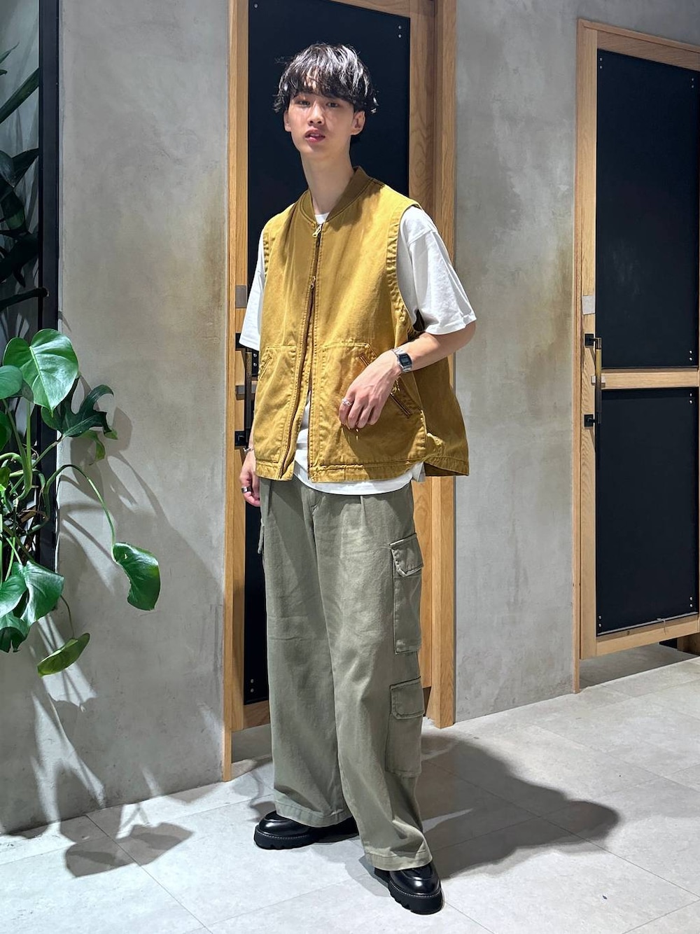 「女子ウケ、ベーシック/シンプル、デート/ロマンティック、春コーデ、夏コーデ、ラフ、モテ、Tシャツ、ネックレス、スラックス、ワイドパンツ、RAGEBLUE、カジュアル、ベスト、秋コーデ」｜「SIGNAL SPORTSの【SIGNAL SPORTS】ワンポイント刺繍/天竺コットンルーズTシャツ（Tシャツ/カットソー、ホワイト系）」を使った、 koutaさん（メンズ・173cm）の夏コーディネートの1枚目の写真