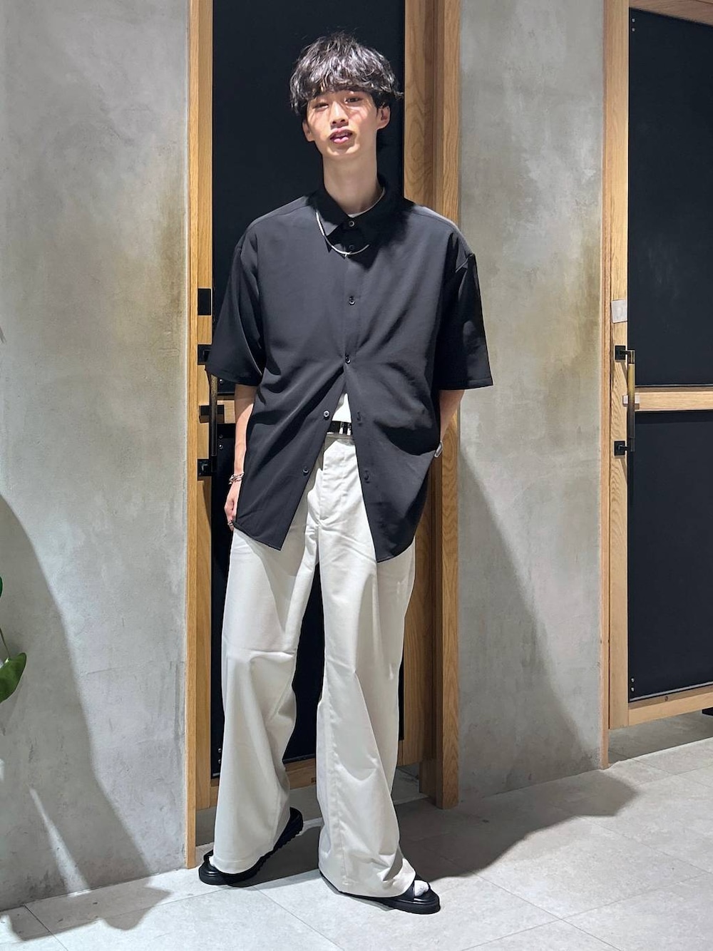 「女子ウケ、ベーシック/シンプル、きれいめ、デート/ロマンティック、春コーデ、夏コーデ、ラフ、モテ、Tシャツ、ネックレス、スラックス、ワイドパンツ、RAGEBLUE、サンダル、シャツ」｜「RAGEBLUEのシンセティックレザー/クロスストラップサンダル（サンダル、ブラック系）」を使った、 koutaさん（メンズ・173cm）の夏コーディネートの1枚目の写真