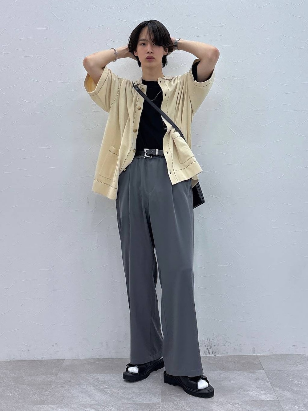 「ベーシック/シンプル、きれいめ、春コーデ、夏コーデ、ラフ、Tシャツ、ネックレス、ワイドパンツ、RAGEBLUE、シンプルコーデ、きれいめカジュアル、シンプル、ベルト、カーディガン、サンダル」｜「RAGEBLUEのアンティーク風/メタルバックルリアルレザーベルト（ベルト、ブラック系）」を使った、 koutaさん（メンズ・173cm）の夏コーディネートの1枚目の写真