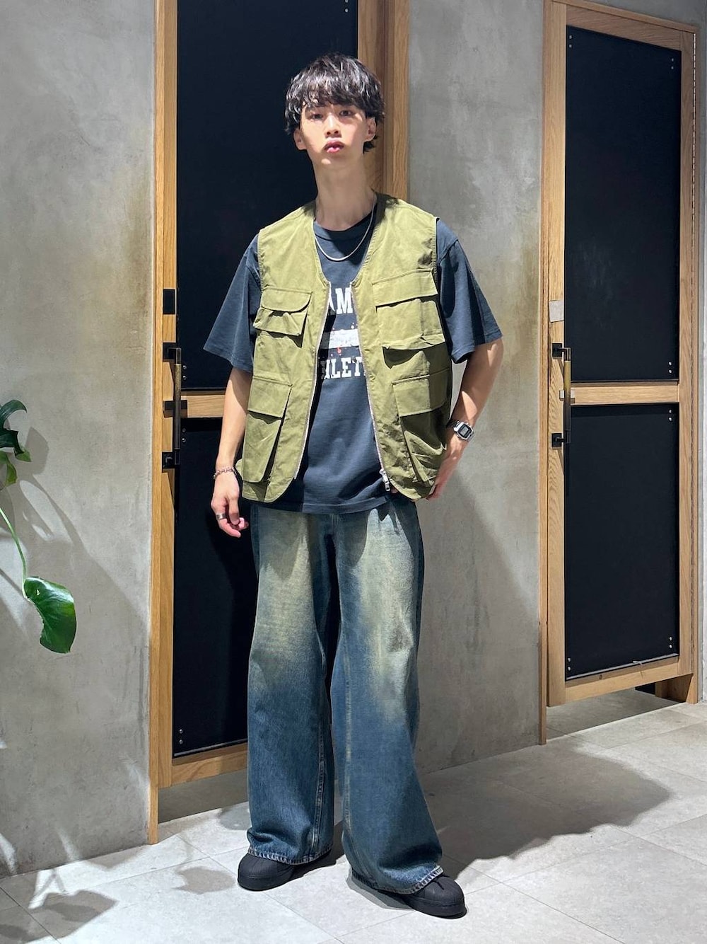 「女子ウケ、ベーシック/シンプル、デート/ロマンティック、春コーデ、ラフ、夏コーデ、モテ、Tシャツ、ネックレス、ワイドパンツ、RAGEBLUE、カジュアル、ベスト、デニムパンツ、ミリタリー」｜「RAGEBLUEのメタルデザインリング（リング、ホワイト系）」を使った、 koutaさん（メンズ・173cm）の夏コーディネートの1枚目の写真