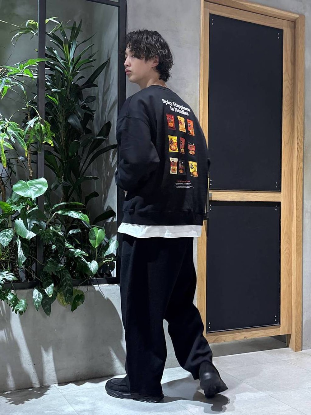 ブラック系のローファー、ホワイト系のTシャツ/カットソー、ブラック系のスウェットパンツを着用したメンズの秋コーディネートの1枚目の写真