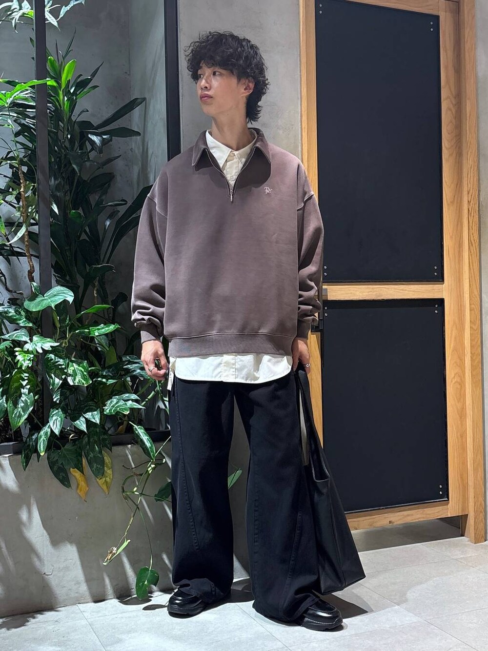 ブラック系のローファー、ブラック系のトートバッグ、ブラック系のデニムパンツを着用したメンズの秋コーディネートの1枚目の写真