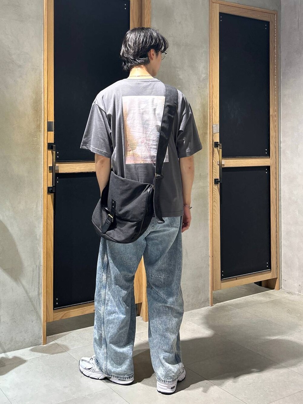 「女子ウケ、ベーシック/シンプル、きれいめ、デート/ロマンティック、春コーデ、夏コーデ、ラフ、モテ、Tシャツ、ネックレス、ワイドパンツ、RAGEBLUE、デニムパンツ、スニーカー」｜「NEW BALANCEの【New Balance】MR530SG（スニーカー、ホワイト系）」を使った、 koutaさん（メンズ・173cm）の夏コーディネートの1枚目の写真