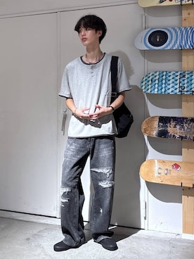 「RAGEBLUE（レイジブルー）のDISTRESSED STRAIGHT DENIM PANTS/ダメージデニムストレートパンツ（デニムパンツ、ブラック系）」を使った、 koutaさん（メンズ・173cm）の夏コーディネート