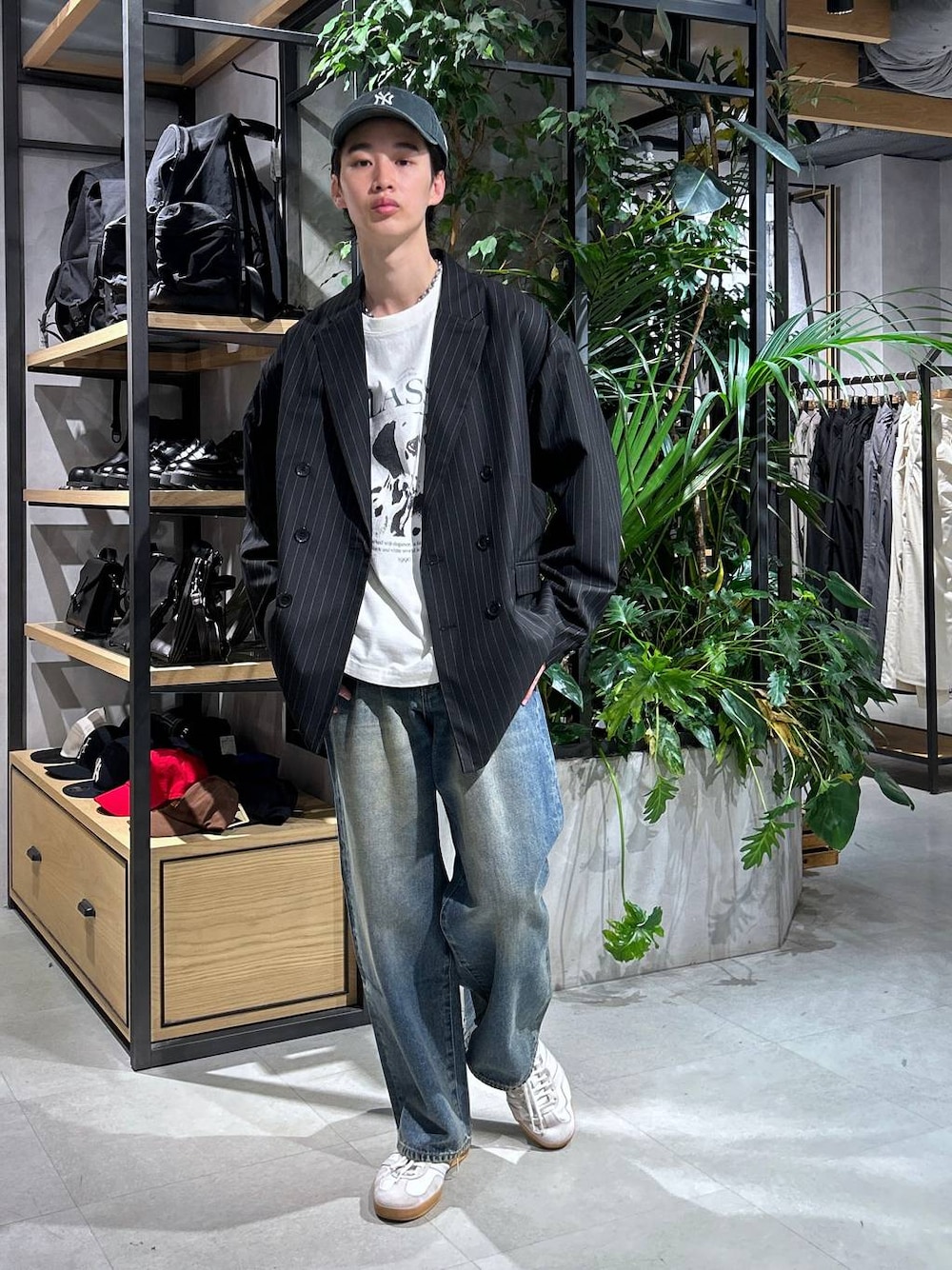 「ロンT、女子ウケ、ベーシック/シンプル、春コーデ、冬コーデ、ラフ、Tシャツ、ネックレス、ワイドパンツ、RAGEBLUE、きれいめカジュアル、シンプル、ジャケット、カジュアル、テーラードジャケット」｜「RAGEBLUEのステンレスデザインショートネックレス（ネックレス、その他）」を使った、 koutaさん（メンズ・173cm）の春コーディネートの1枚目の写真
