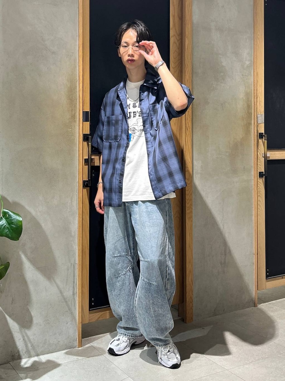 「女子ウケ、ベーシック/シンプル、デート/ロマンティック、春コーデ、モテ、Tシャツ、カジュアル、デニムパンツ、シャツ、夏コーデ、ラフ、ネックレス、ワイドパンツ、RAGEBLUE、スニーカーブーツシリーズ_BAYFLOW」｜「NEW BALANCEの【New Balance】MR530SG（スニーカー、ホワイト系）」を使った、 koutaさん（メンズ・173cm）の夏コーディネートの1枚目の写真