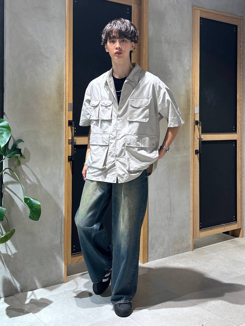 「女子ウケ、ベーシック/シンプル、デート/ロマンティック、春コーデ、夏コーデ、ラフ、モテ、Tシャツ、ネックレス、ワイドパンツ、RAGEBLUE、デニムパンツ、シャツ、ミリタリー、カジュアル」｜「RAGEBLUEのマルチポケット/ミリタリーナイロンルーズシャツ（シャツ/ブラウス、ホワイト系）」を使った、 koutaさん（メンズ・173cm）の夏コーディネートの1枚目の写真