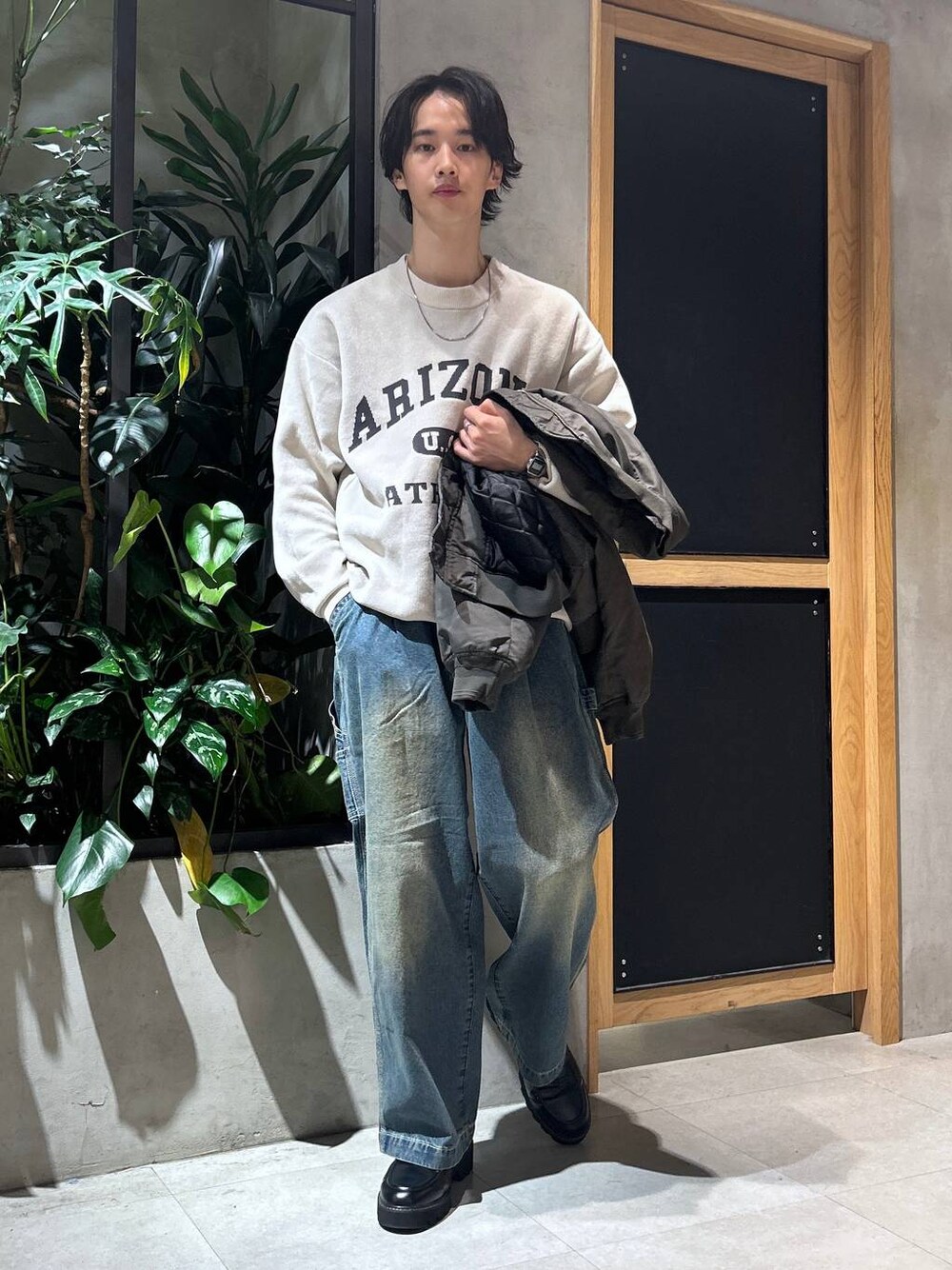 「ミリタリー、女子ウケ、ベーシック/シンプル、デート/ロマンティック、秋コーデ、冬コーデ、ラフ、モテ、Tシャツ、ネックレス、ワイドパンツ、RAGEBLUE、ニット、MA-1、カジュアル」｜「RAGEBLUEのwide painter buggy denim pants/ヴィンテージライクデニム/バギーペインターパンツ（デニムパンツ、ブルー系）」を使った、 koutaさん（メンズ・173cm）の秋コーディネートの1枚目の写真