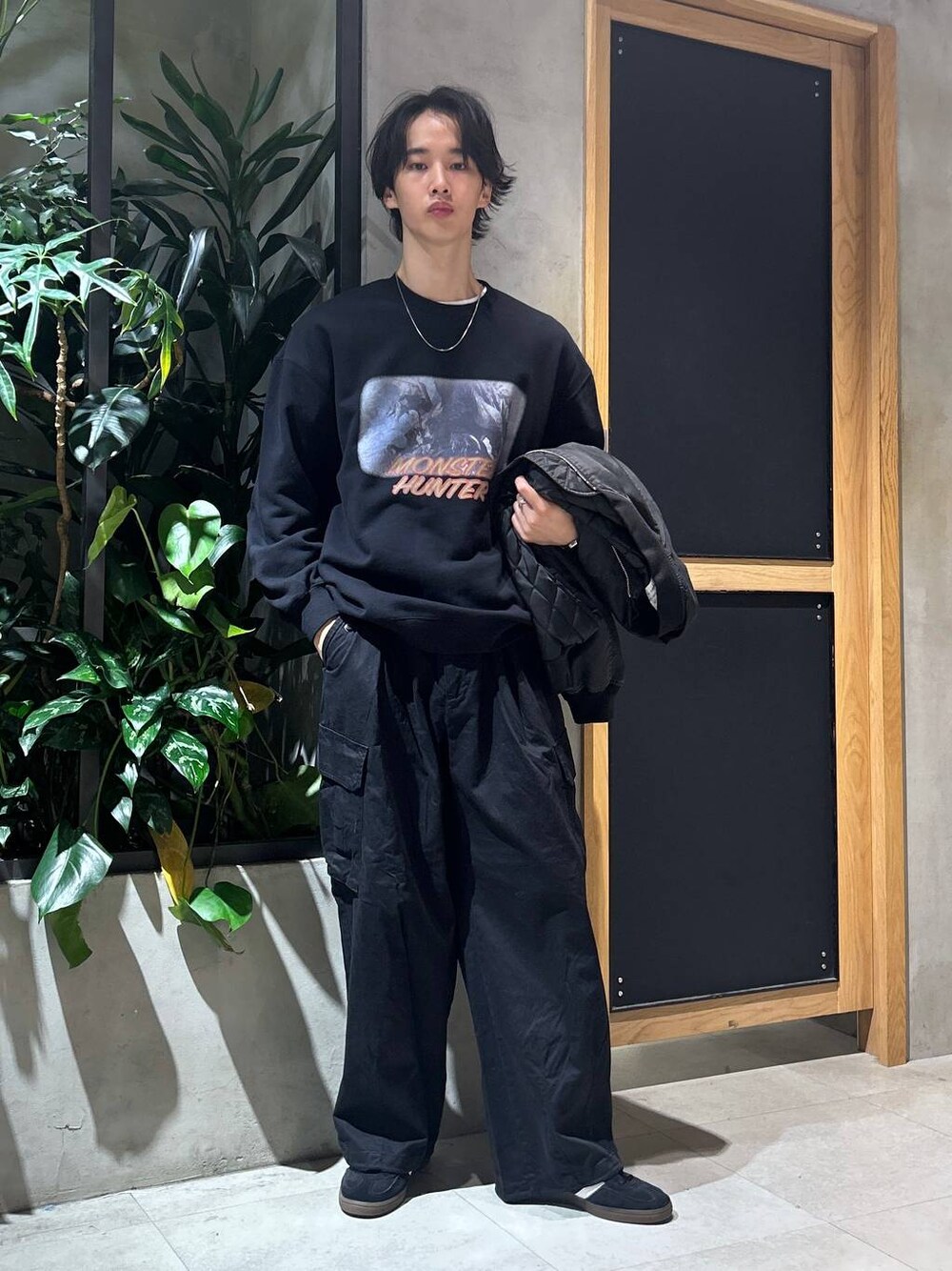 「女子ウケ、ベーシック/シンプル、デート/ロマンティック、秋コーデ、冬コーデ、ラフ、モテ、Tシャツ、ネックレス、ワイドパンツ、RAGEBLUE、カジュアル、スニーカー、ミリタリー、ミリタリージャケット」｜「RAGEBLUEのM-65 German military wide straight cargo pants/M-65 ストレートジャーマンバギーミリタリーカーゴパンツ（カーゴパンツ、ブラック系）」を使った、 koutaさん（メンズ・173cm）の秋コーディネートの1枚目の写真