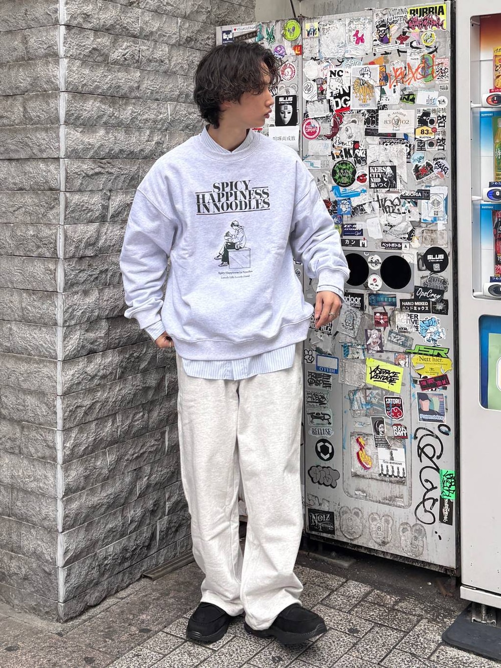 ブラック系のローファー、その他のスウェットパンツ、ブルー系のシャツ/ブラウスを着用したメンズの秋コーディネートの1枚目の写真