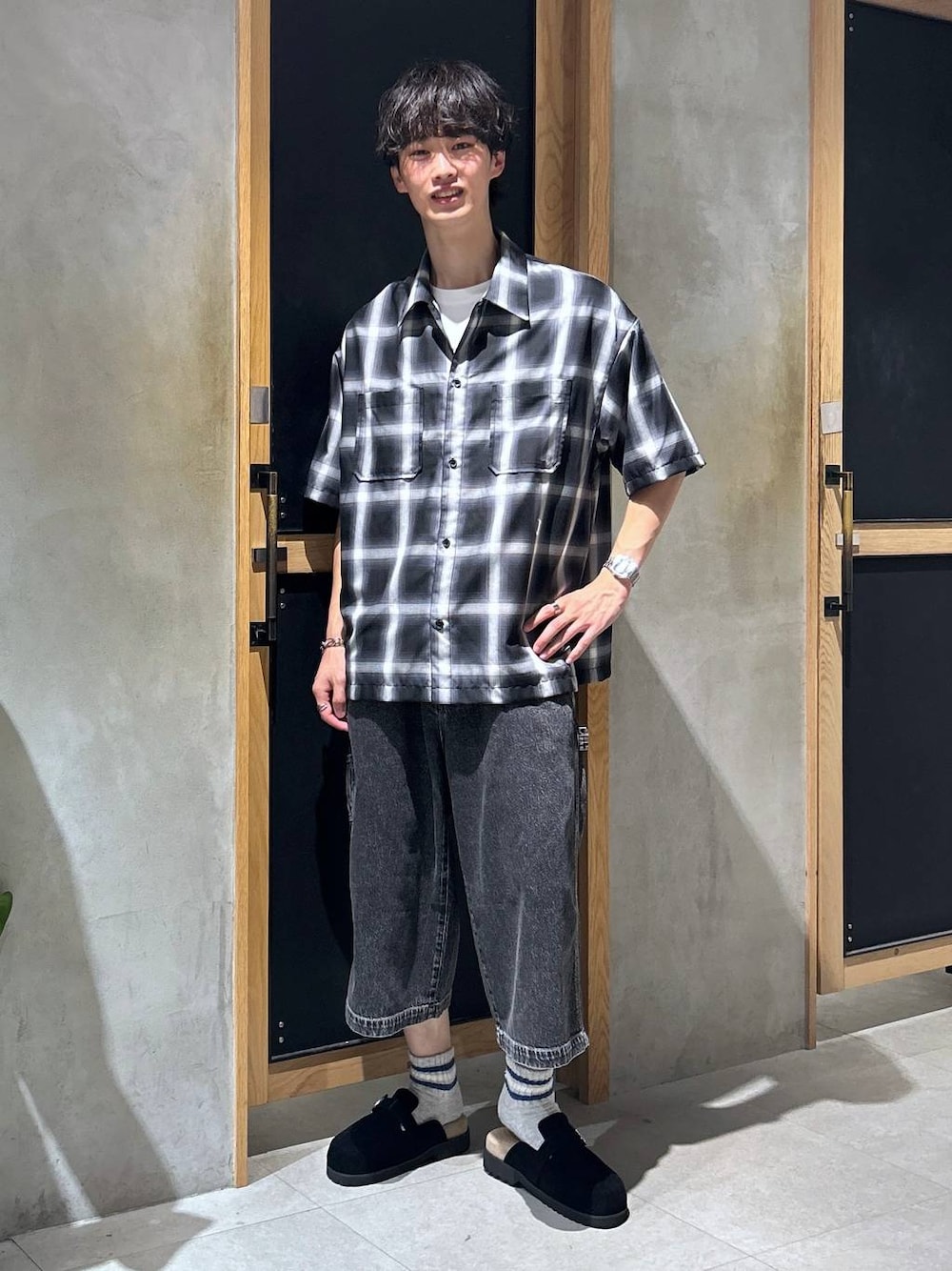 「春コーデ、ハーフパンツ、女子ウケ、ベーシック/シンプル、デート/ロマンティック、夏コーデ、ラフ、モテ、Tシャツ、ネックレス、スラックス、ワイドパンツ、RAGEBLUE、カジュアル、デニムパンツ」｜「RAGEBLUEのウエスタンメタルベルトモックサンダル/シンセティックレザーモックサンダル（サンダル、ブラック系）」を使った、 koutaさん（メンズ・173cm）の夏コーディネートの1枚目の写真