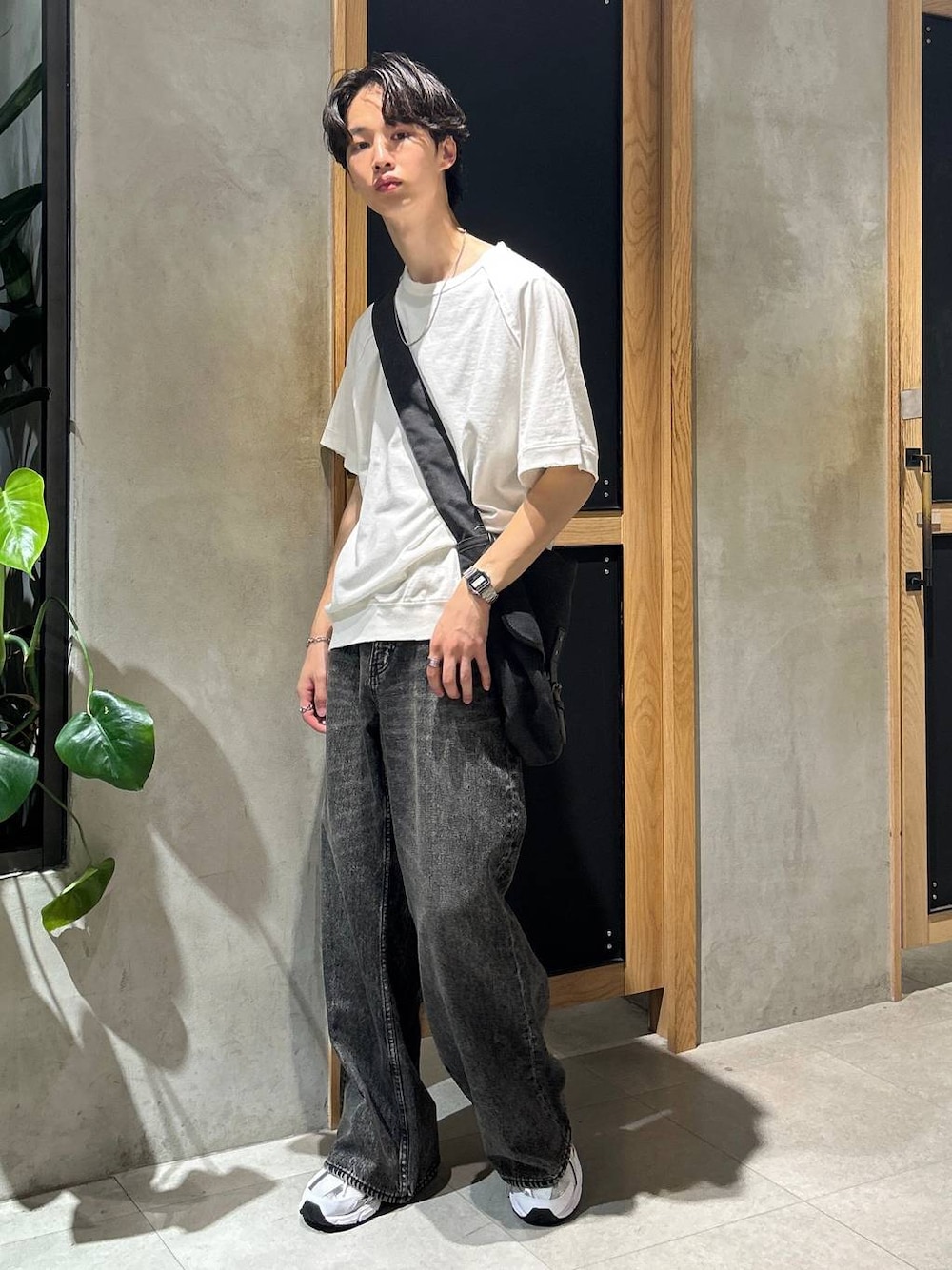 「女子ウケ、ベーシック/シンプル、デート/ロマンティック、春コーデ、夏コーデ、ラフ、モテ、Tシャツ、ネックレス、ワイドパンツ、RAGEBLUE、カジュアル、デニムパンツ、ヴィンテージ、スニーカー」｜「NEW BALANCEの【New Balance】MR530SG（スニーカー、ホワイト系）」を使った、 koutaさん（メンズ・173cm）の夏コーディネートの1枚目の写真