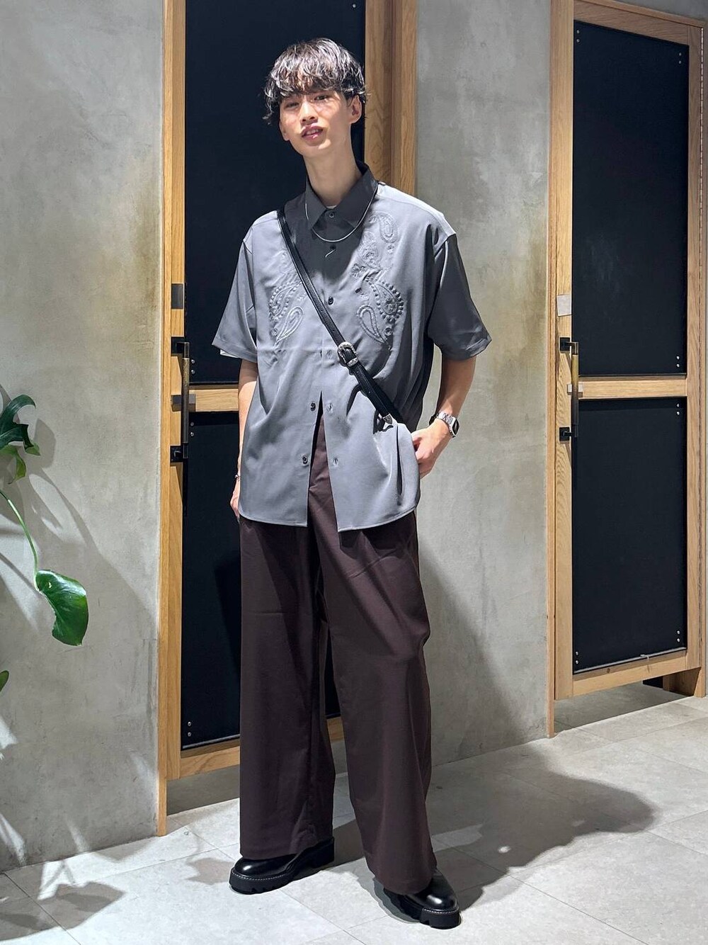 「女子ウケ、ベーシック/シンプル、きれいめ、デート/ロマンティック、春コーデ、夏コーデ、ラフ、モテ、ネックレス、スラックス、ワイドパンツ、RAGEBLUE、ベルト、ショルダーバッグ、シャツ」｜「RAGEBLUEのアンティーク風/メタルバックルリアルレザーベルト（ベルト、ブラック系）」を使った、 koutaさん（メンズ・173cm）の夏コーディネートの1枚目の写真
