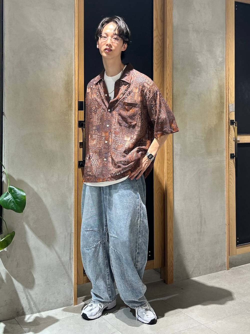 「女子ウケ、カジュアル、ベーシック/シンプル、きれいめ、デート/ロマンティック、春コーデ、夏コーデ、ラフ、モテ、Tシャツ、ネックレス、ワイドパンツ、RAGEBLUE、シャツ、デニムパンツ」｜「NEW BALANCEの【New Balance】MR530SG（スニーカー、ホワイト系）」を使った、 koutaさん（メンズ・173cm）の夏コーディネートの1枚目の写真