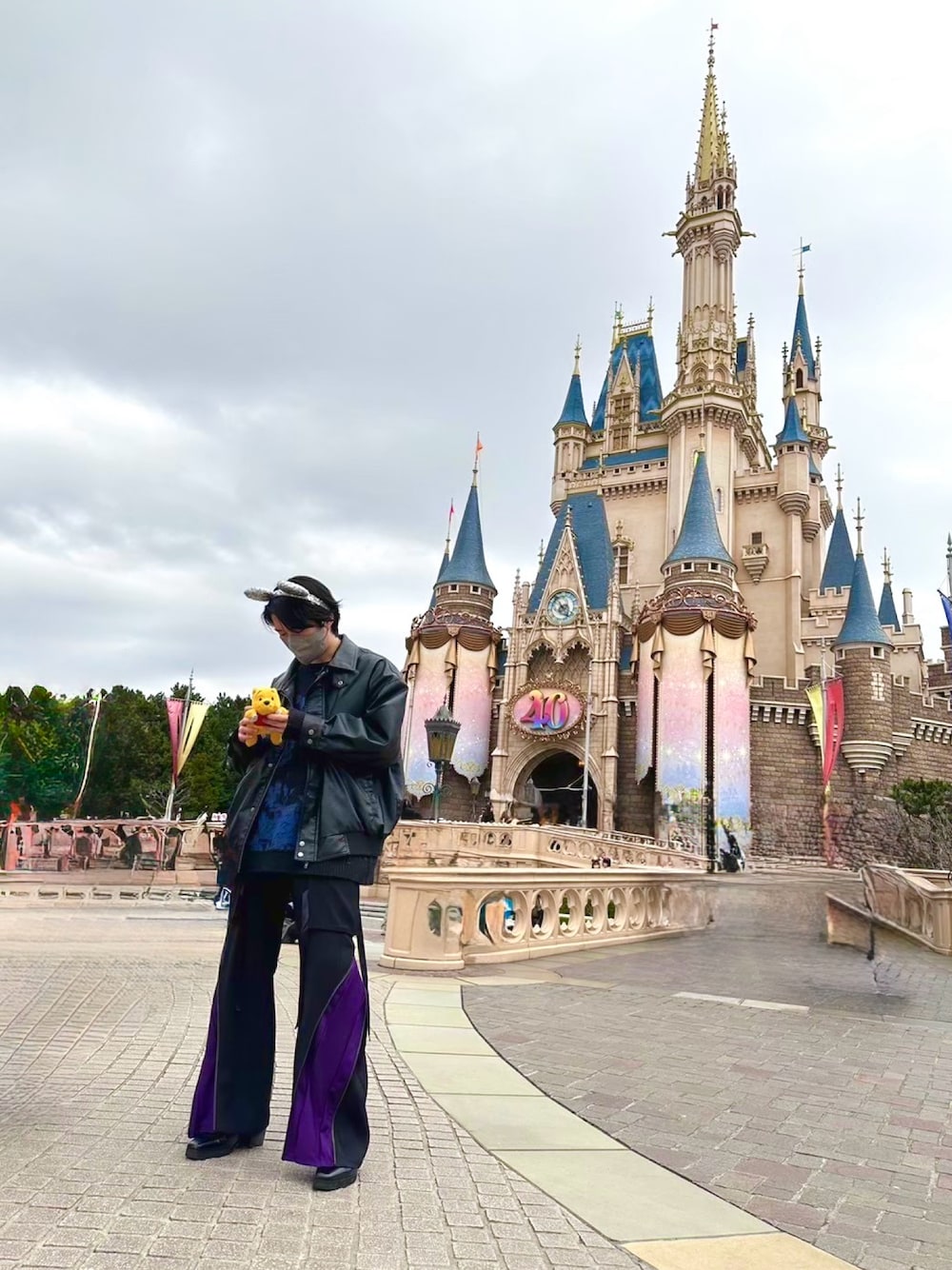 「冬コーデ、ディズニーコーデ、ミッキー」｜「CLELの【CLEL】Vintage Design Fake Leather Blouson/ヴィンテージデザイン フェイクレザー ブルゾン（ブルゾン、ブラック系）」を使った、ひろきさん（骨格ウェーブ・メンズ・173cm）の冬コーディネートの1枚目の写真