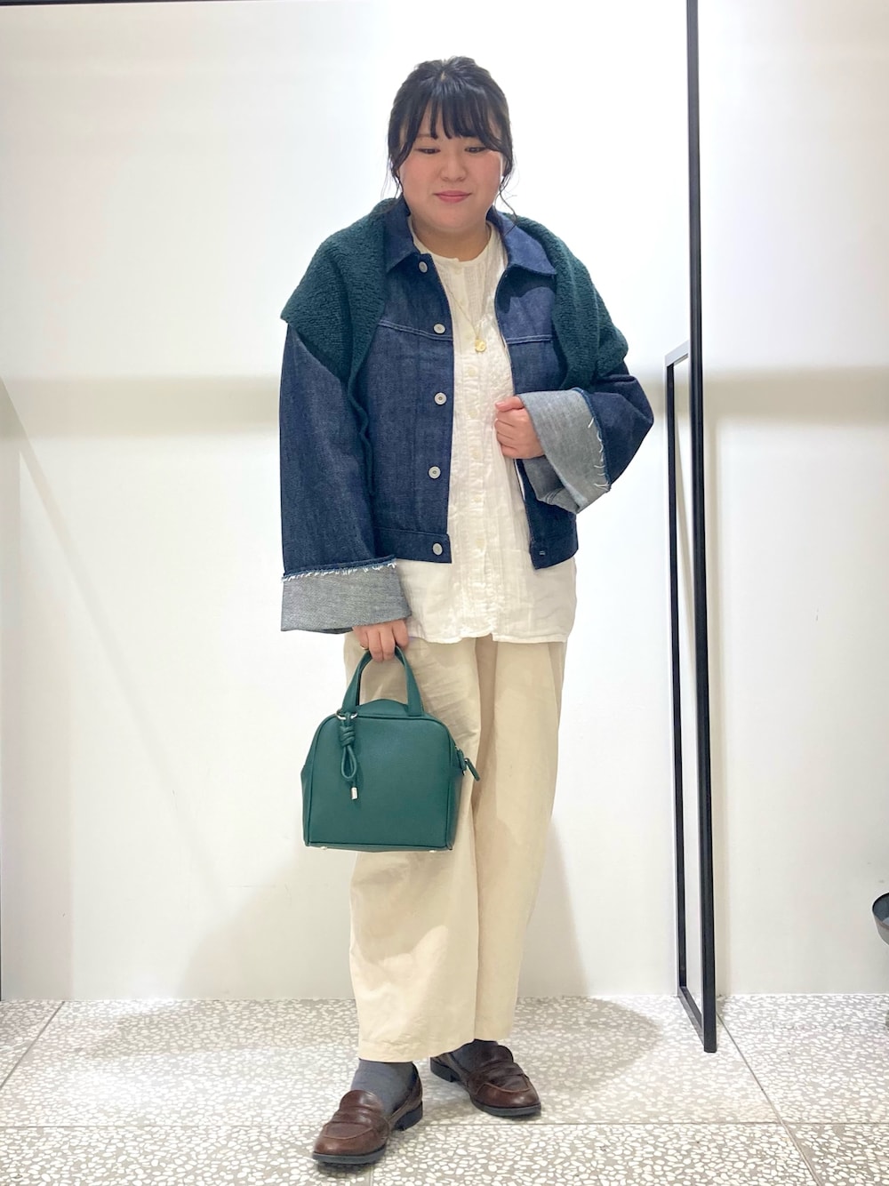 ホワイト系のその他パンツ、イエロー系のボストンバッグ、ブルー系のデニムジャケットを着用したレディースの秋コーディネートの1枚目の写真