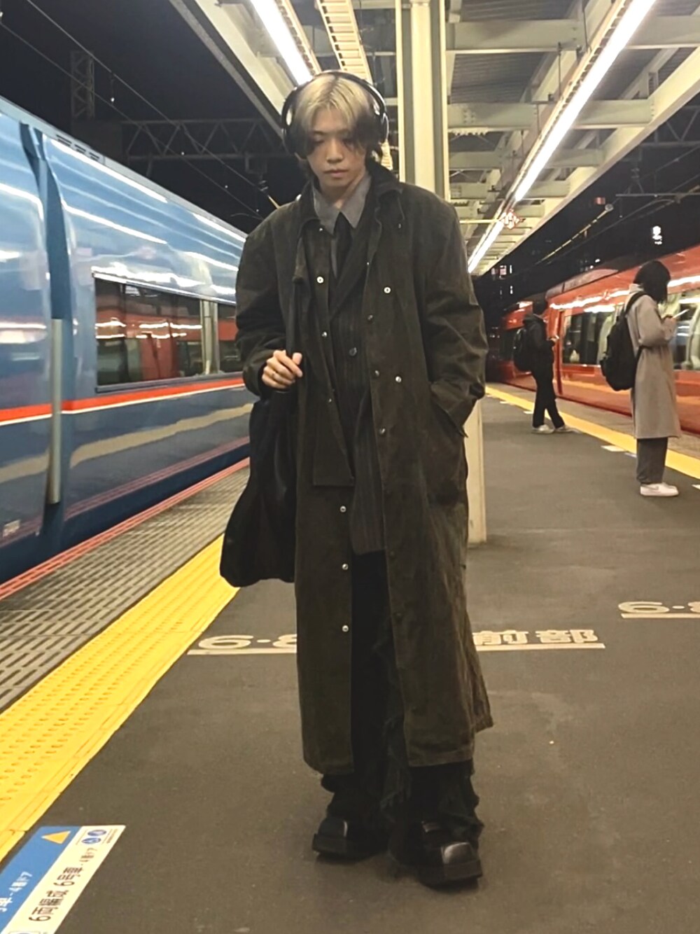「最近のいい感じコーデ、ロングコート、冬アウター、デニムパンツ、秋冬コーデ、レイヤードスタイル、レザーバッグ、スニーカー、スクエアトゥ、革靴、テーラードジャケット、ネクタイ、ネクタイコーデ、ヘッドホン、オールブラック」｜「usedのアイテム（トレンチコート、ブラック系）」を使った、nibansenjinさん（メンズ・169cm）の秋コーディネートの1枚目の写真