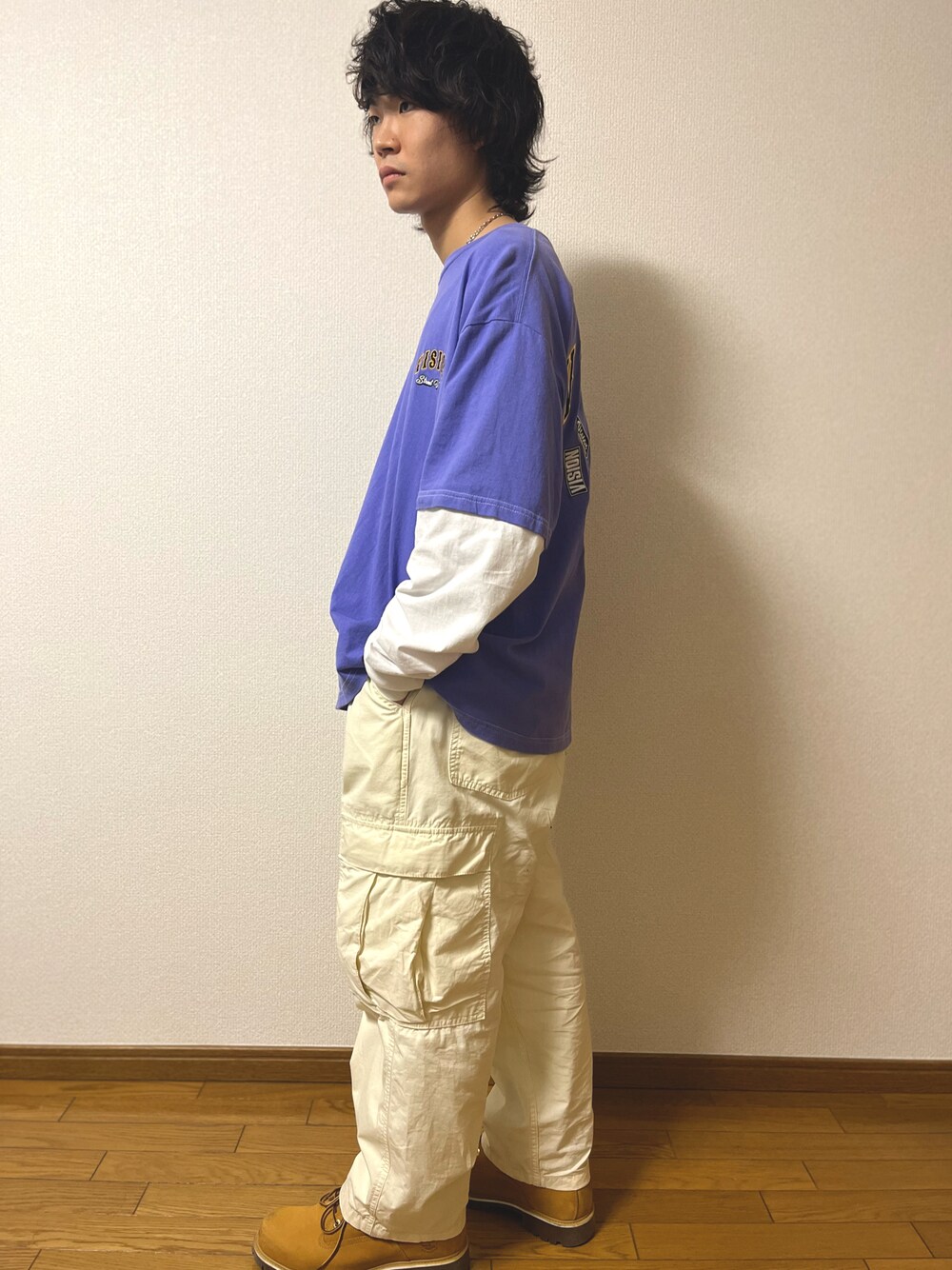 「ストリートコーデ、ブーツ、カーゴパンツ、VISON STREET WEAR、ミリタリー」｜「ALPHAのALPHA INDUSTRIES/アルファインダストリーズ EASY CARGO PANTS/ワイドテーパード イージーカーゴパンツ/ワークパンツ（カーゴパンツ、ホワイト系）」を使った、to-yuさん（メンズ・162cm）の秋コーディネートの1枚目の写真