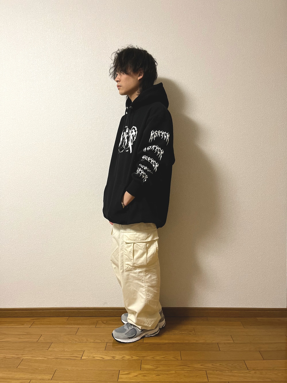 「ストリート、パーカー、カーゴパンツ、ゆるコーデ、New Balance、Levi's、KRYclothing」｜「KRY clothingのアイテム（パーカー、ブラック系）」を使った、to-yuさん（メンズ・162cm）の冬コーディネートの1枚目の写真