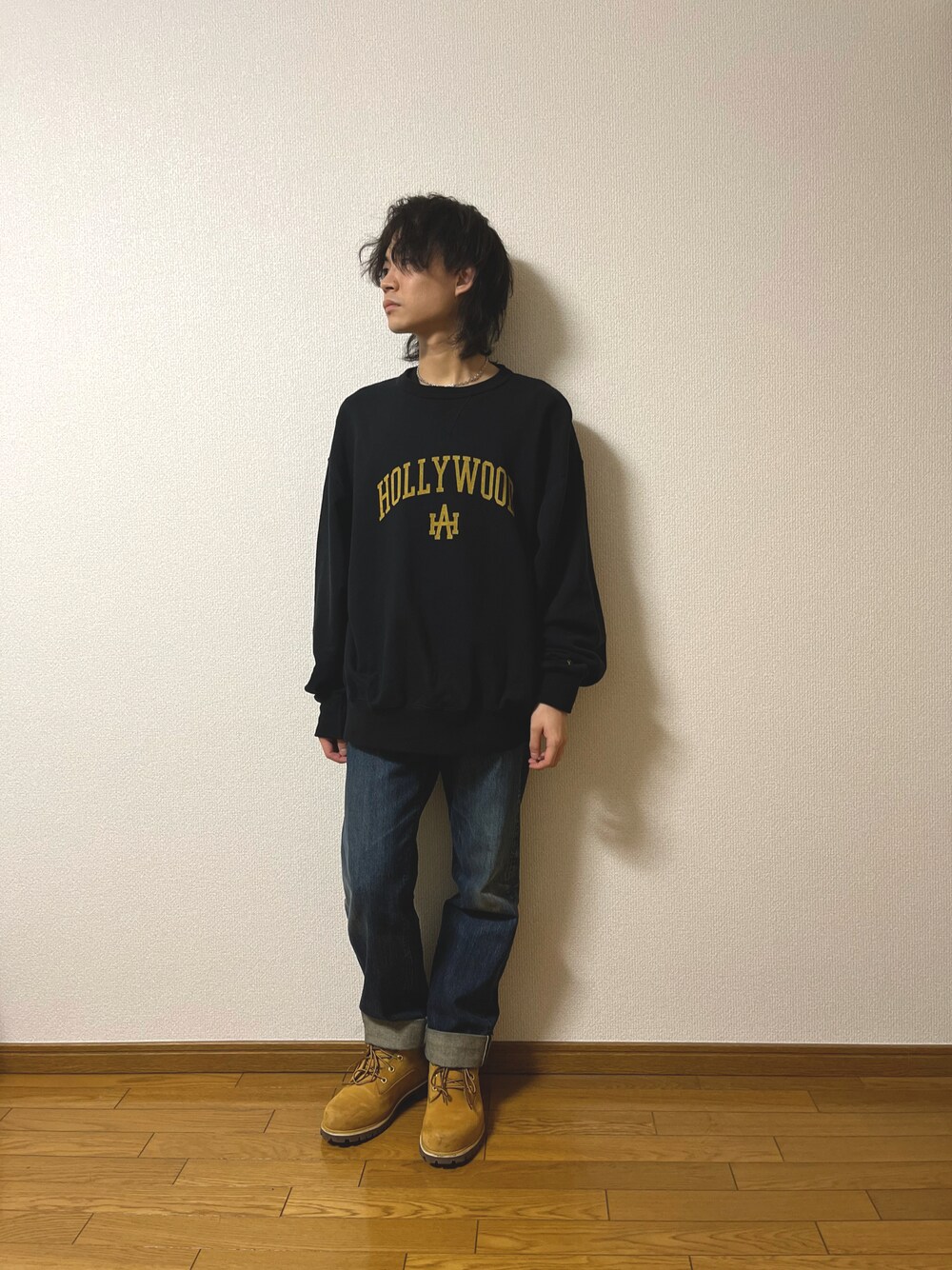 「はるコーデ、Hollywood Athletic、古着風、スウェット、Timberland、ワイドデニム」｜「Right-onの【Hollywood athletic co】ヴィンテージクルースウェット（スウェット、ブラック系）」を使った、to-yuさん（メンズ・162cm）の冬コーディネートの1枚目の写真