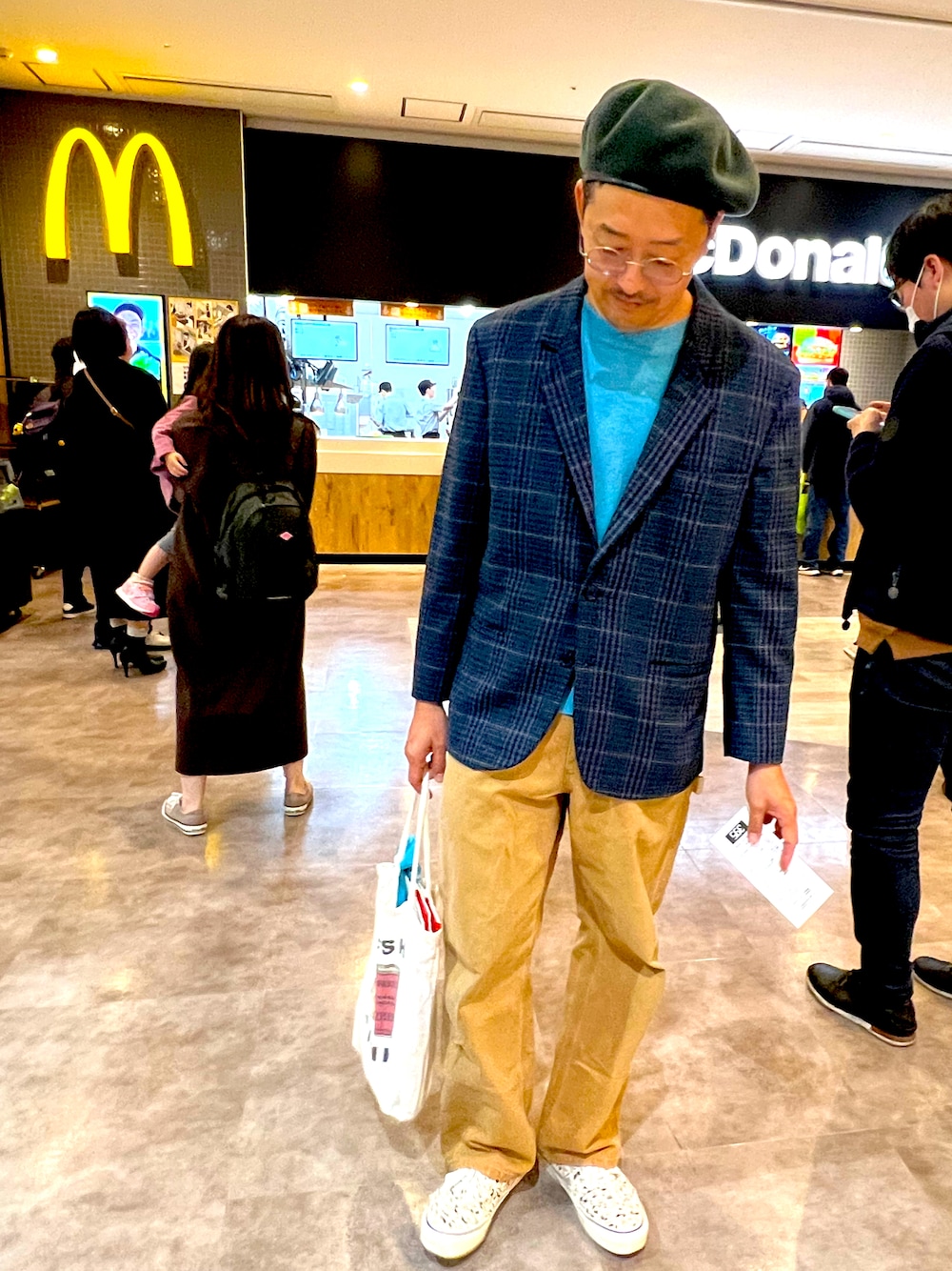 ホワイト系のスニーカー、イエロー系のその他パンツ、ブルー系のテーラードジャケットを着用したメンズの冬コーディネートの1枚目の写真