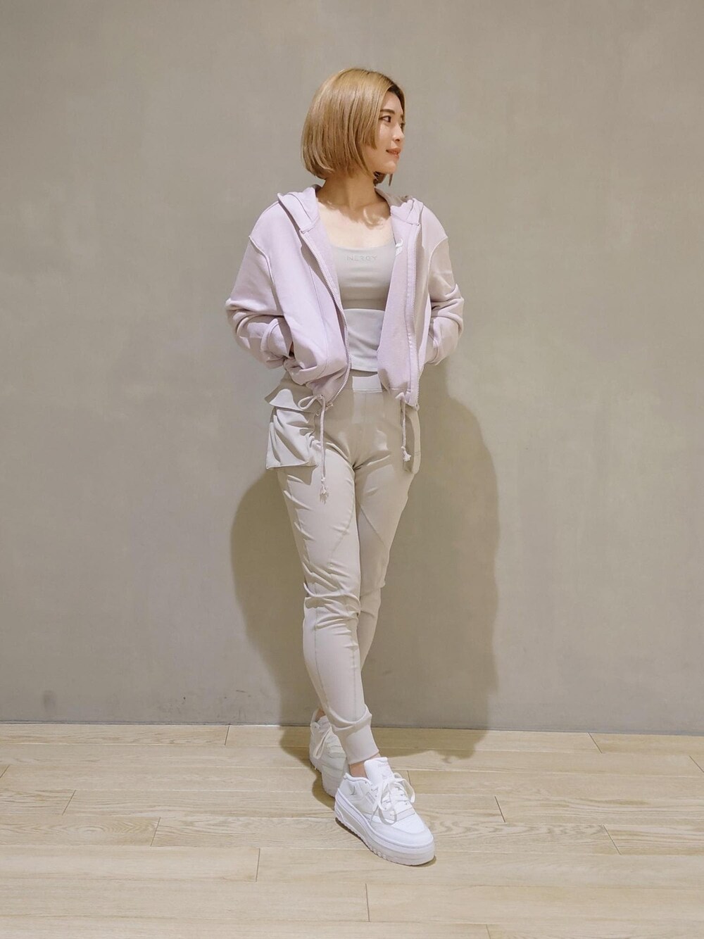 「Reebok、NERGY、NIKE、スニーカー、RUN、YOGA、GYM、パンツ、アスレジャー、セットアップ」｜「NIKEの【NIKE】ナイキ NSW エア OS フリースフーディパーカーウィメンズ（パーカー、パープル系）」を使った、TOMOさん（レディース・154cm）の冬コーディネートの1枚目の写真