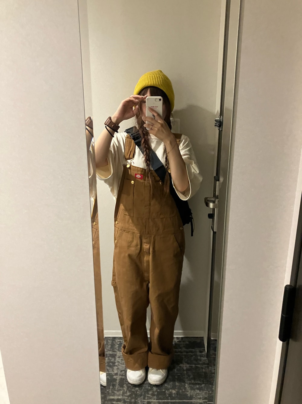 「ストリートコーデ、オーバーサイズ、低身長女子、keboz、オーバーオール、スニーカー、ニット帽、ディッキーズ(Dickies)、低身長コーデ、ストリート、ゆるコーデ、ストリートファッション」｜「DickiesのDickies デニムオーバーオール（ユニセックス対応）（サロペット/オーバーオール、ブラウン系）」を使った、りあさん（レディース・153cm）の夏コーディネートの1枚目の写真
