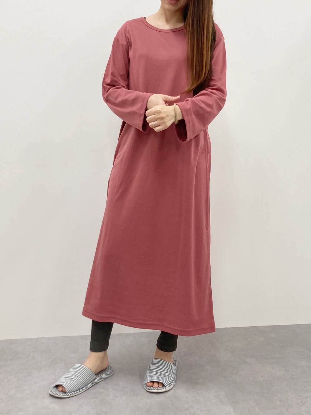 「スタッフ、レディースファッション、休日スタイル、おうちファッション、ルームウェア、レギンス、部屋着、ワンマイルウェア」｜「nissenの3秒ルームワンピース2枚組（綿混・長袖）（ルームウェア/パジャマ、その他）」を使った、Anpan  さん（レディース・158cm）の冬コーディネートの1枚目の写真