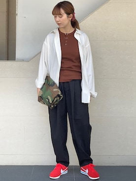 「SHIPS any（シップス エニィ）のSHIPS any:〈洗濯機可能〉ワッフル ヘンリーネック 2WAY ノースリーブ TEE（Tシャツ/カットソー、ブラウン系）」を使った、菊池さん（レディース・164cm）の夏コーディネート