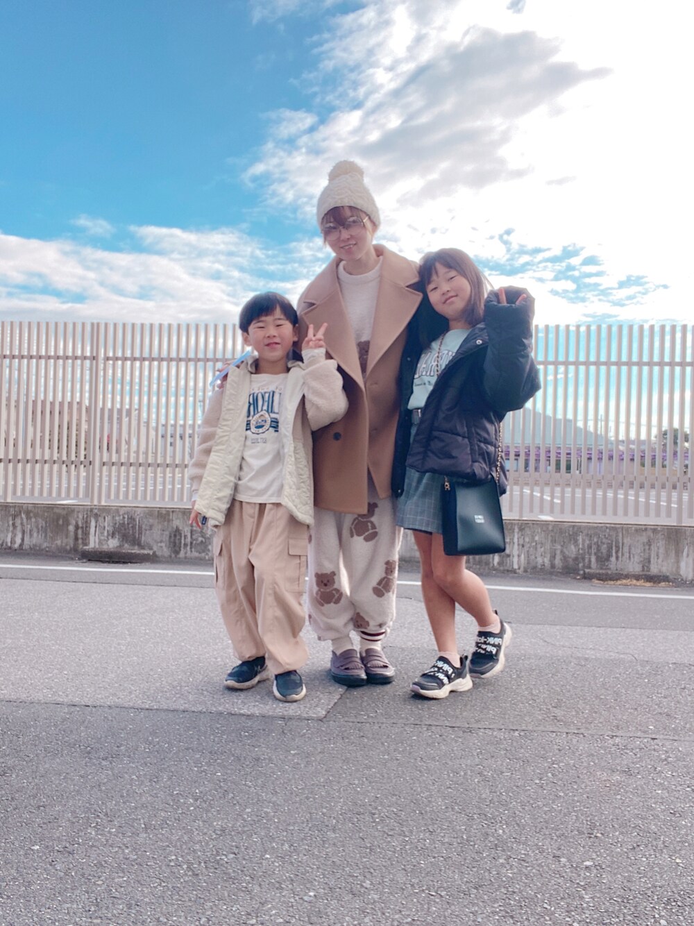 「ゆるコーデ、シンプル、親子コーデ、シンプルコーデ、部屋着、くまさん、ニット帽、パジャマ、ストリート、GU、しまむら、UNIQLO、福袋」｜「GUのアイテム（ピーコート、ベージュ系）」を使った、𝐾𝑎𝑛𝑎𝑚𝑖さん（レディース・158cm）の冬コーディネートの1枚目の写真
