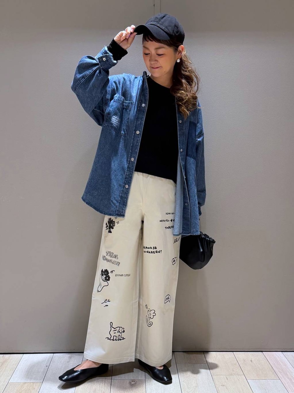 ブラック系のTシャツ/カットソー、ブラック系のショルダーバッグ、ブルー系のシャツ/ブラウスを着用したレディースの冬コーディネートの1枚目の写真