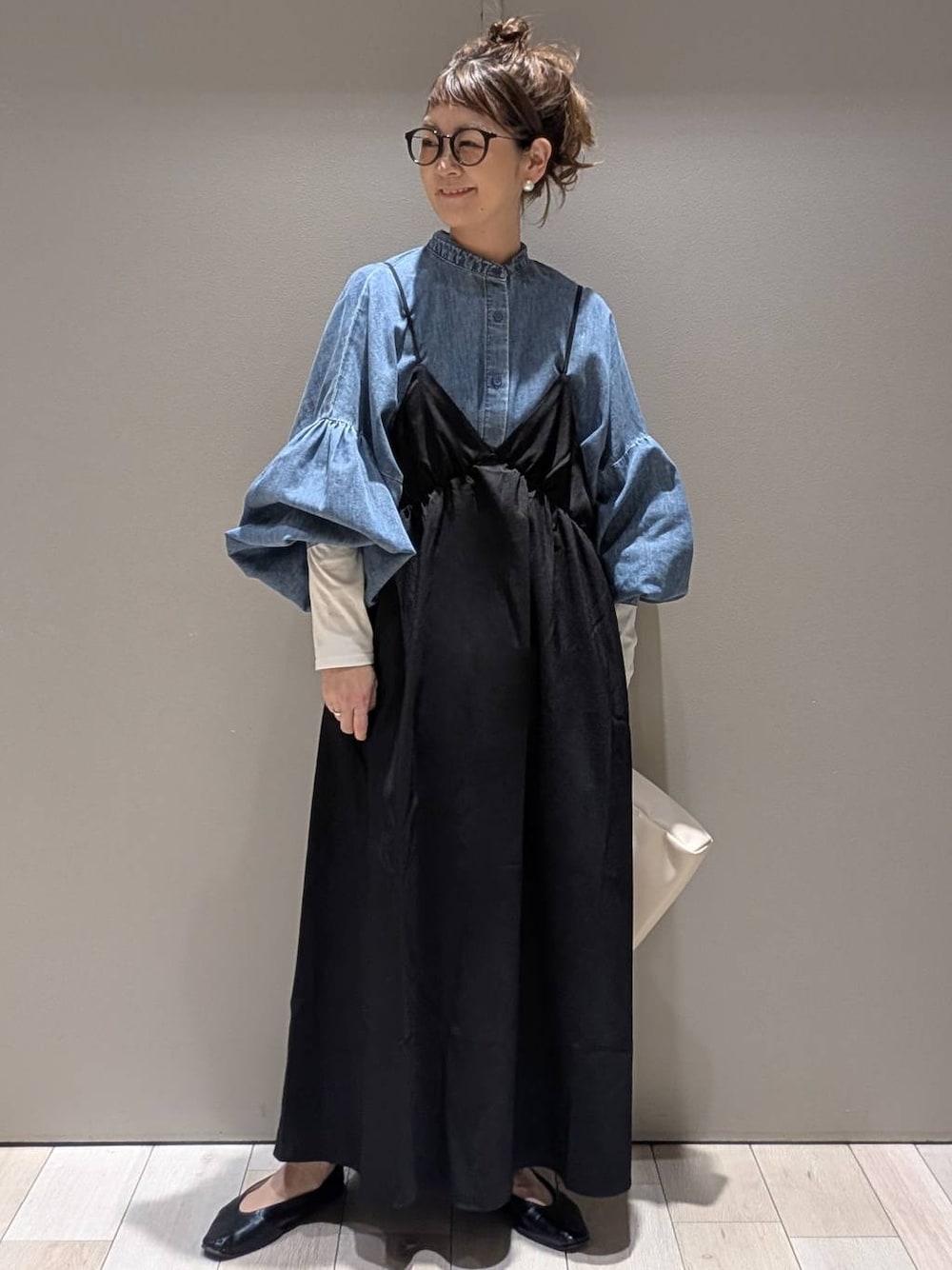 ホワイト系のTシャツ/カットソー、ブルー系のシャツ/ブラウス、ブラック系のワンピースを着用したレディースの冬コーディネートの1枚目の写真