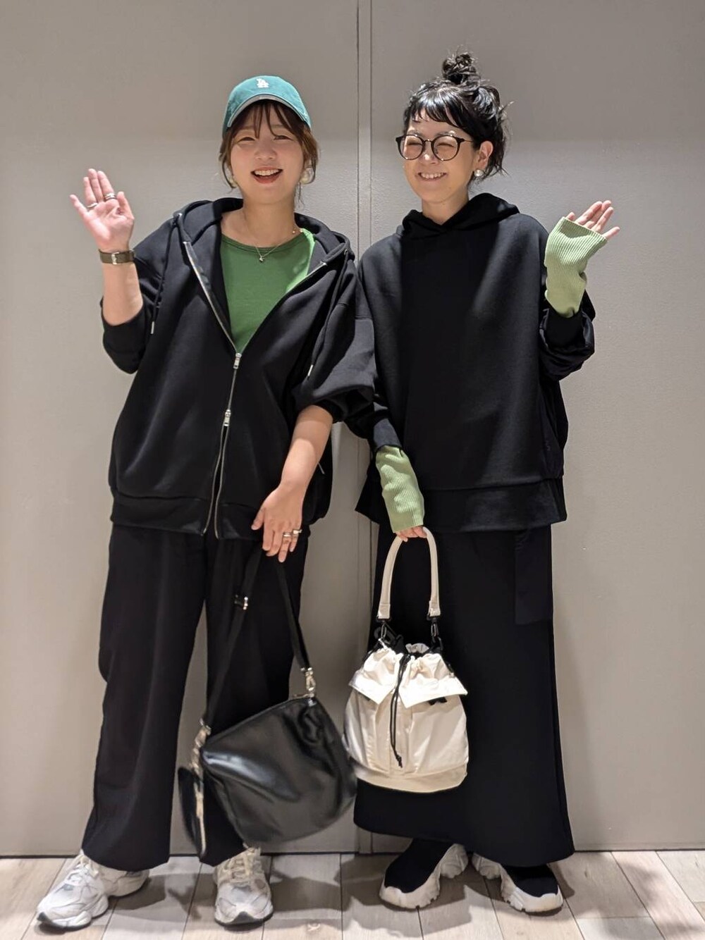 ホワイト系のショルダーバッグ、グレー系のスニーカー、ブルー系のニット/セーターを着用したレディースの秋コーディネートの1枚目の写真