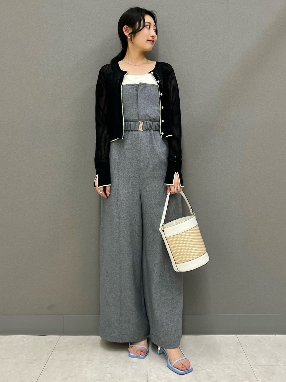 ホワイト系のキャミソール、グレー系のサロペット/オーバーオール、ブラック系のカーディガン/ボレロを着用したレディースの春コーディネートの1枚目の写真