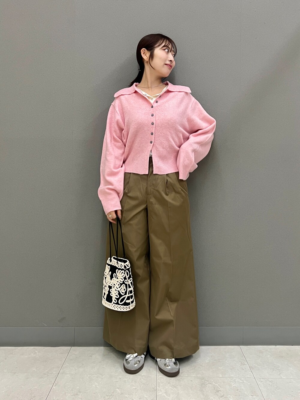 ピンク系のニット/セーター、ホワイト系のTシャツ/カットソー、ベージュ系のその他パンツを着用したレディースの秋コーディネートの1枚目の写真
