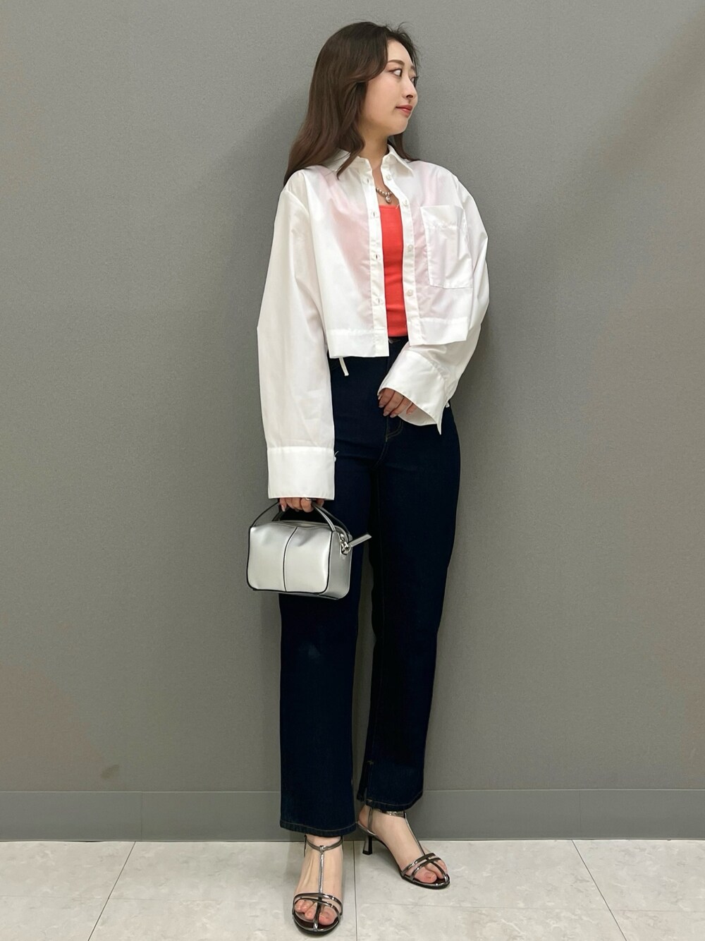 ホワイト系のシャツ/ブラウス、レッド系のタンクトップ、グレー系のサンダルを着用したレディースの春コーディネートの1枚目の写真