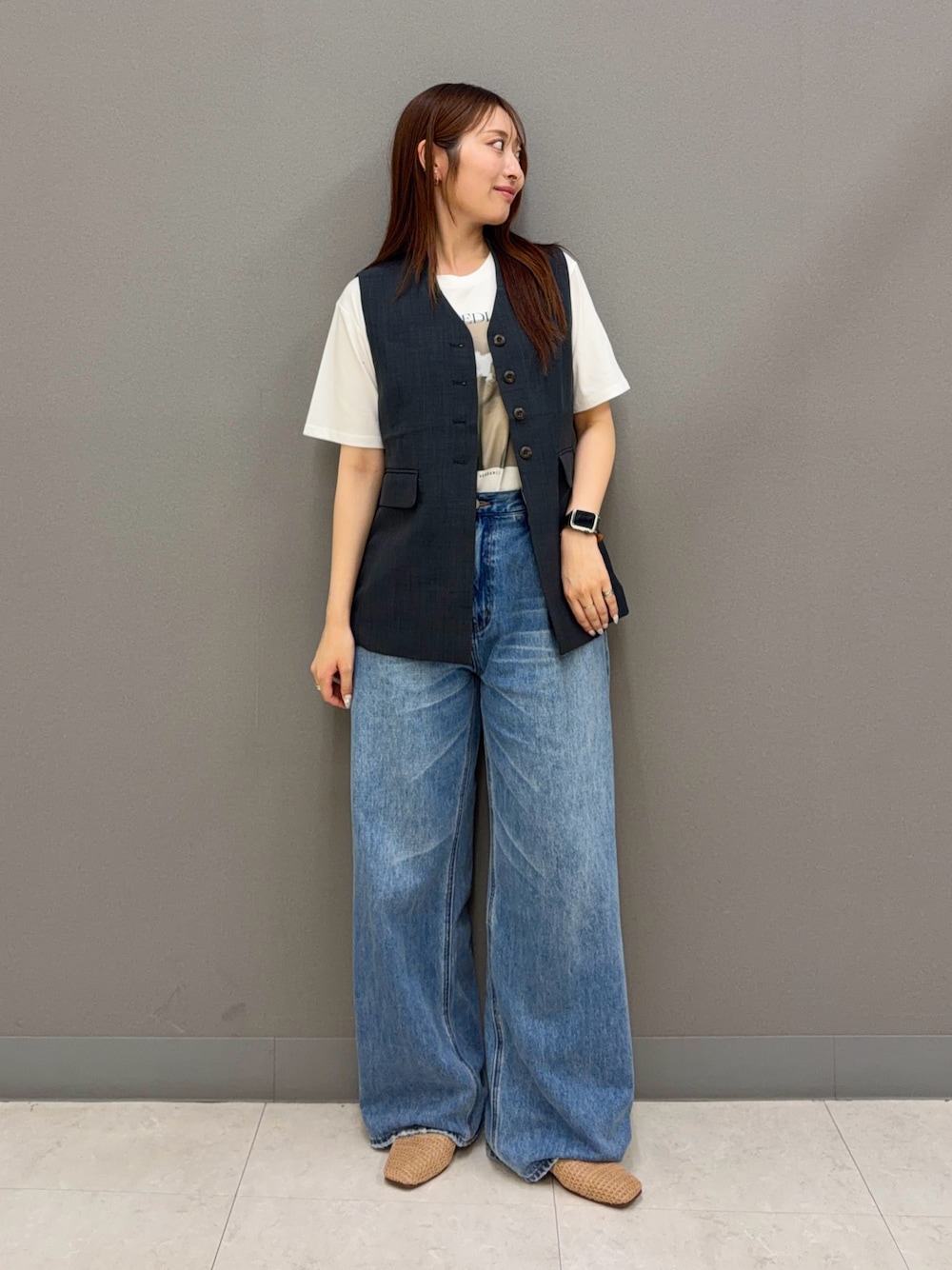 その他のTシャツ/カットソー、グレー系のベスト、ブルー系のデニムパンツを着用したレディースの夏コーディネートの1枚目の写真